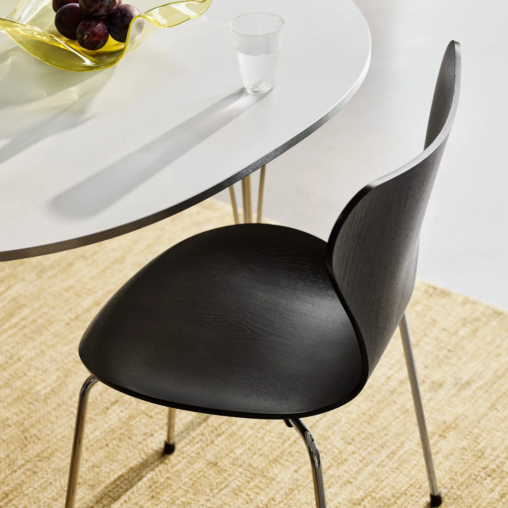 B620 Superellips spisebord & Sjuan 3107 spisebordsstol sort ask 4 stk. - 3
