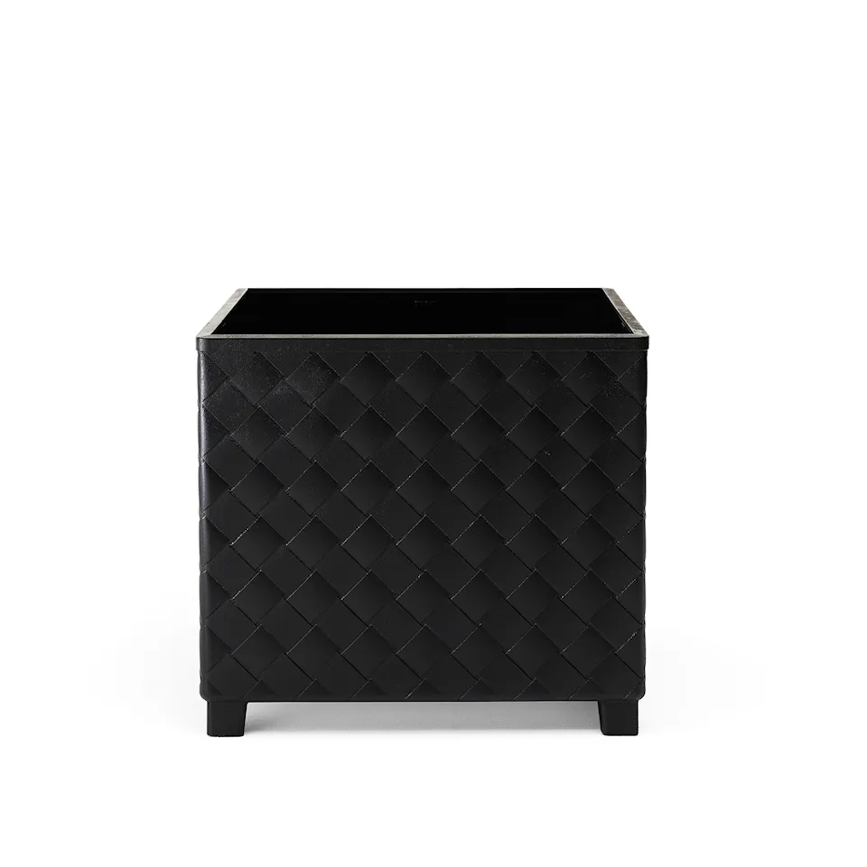 Näver Black Lacquered Aluminum Plant Pot
