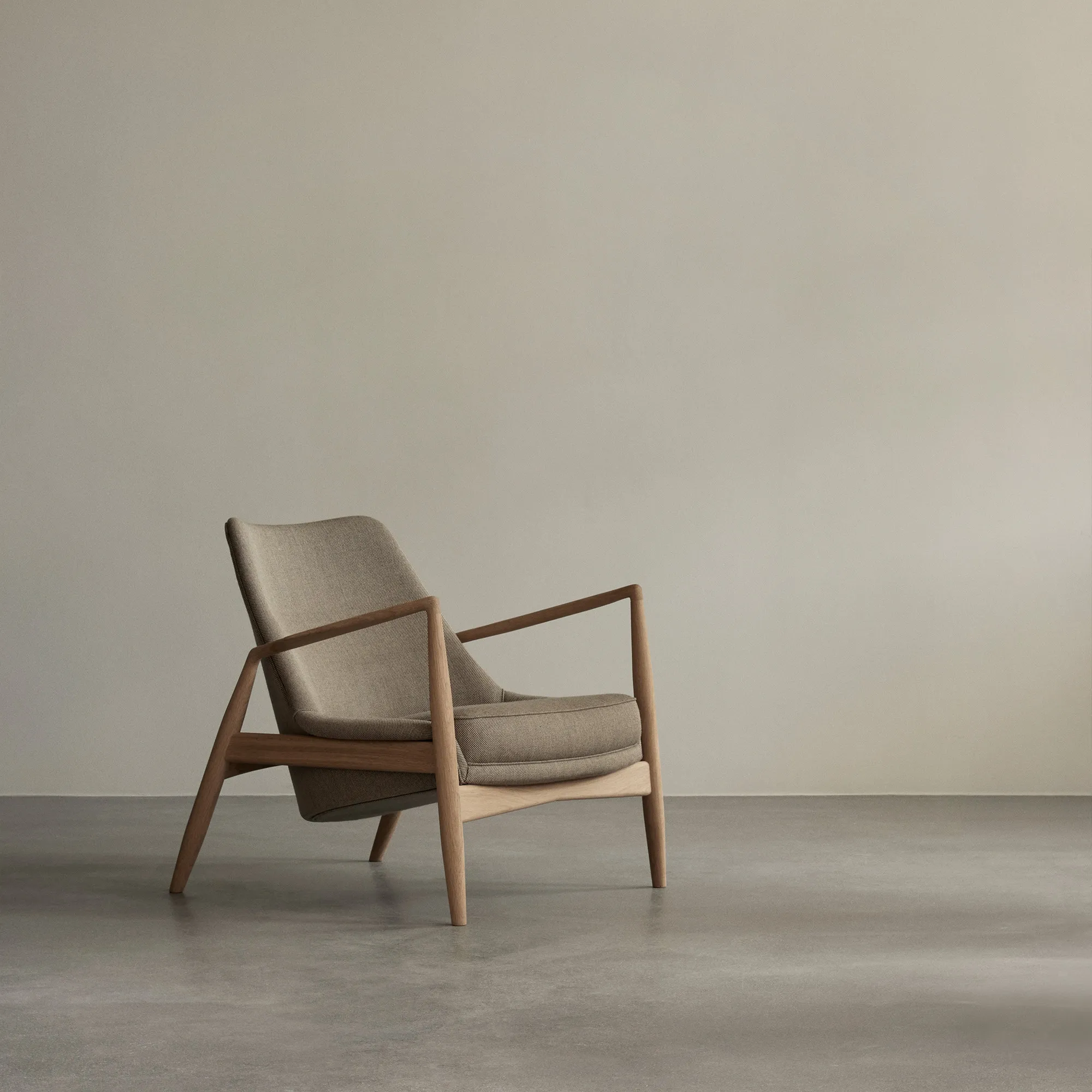 The Seal Lounge Chair Low Natural Oak