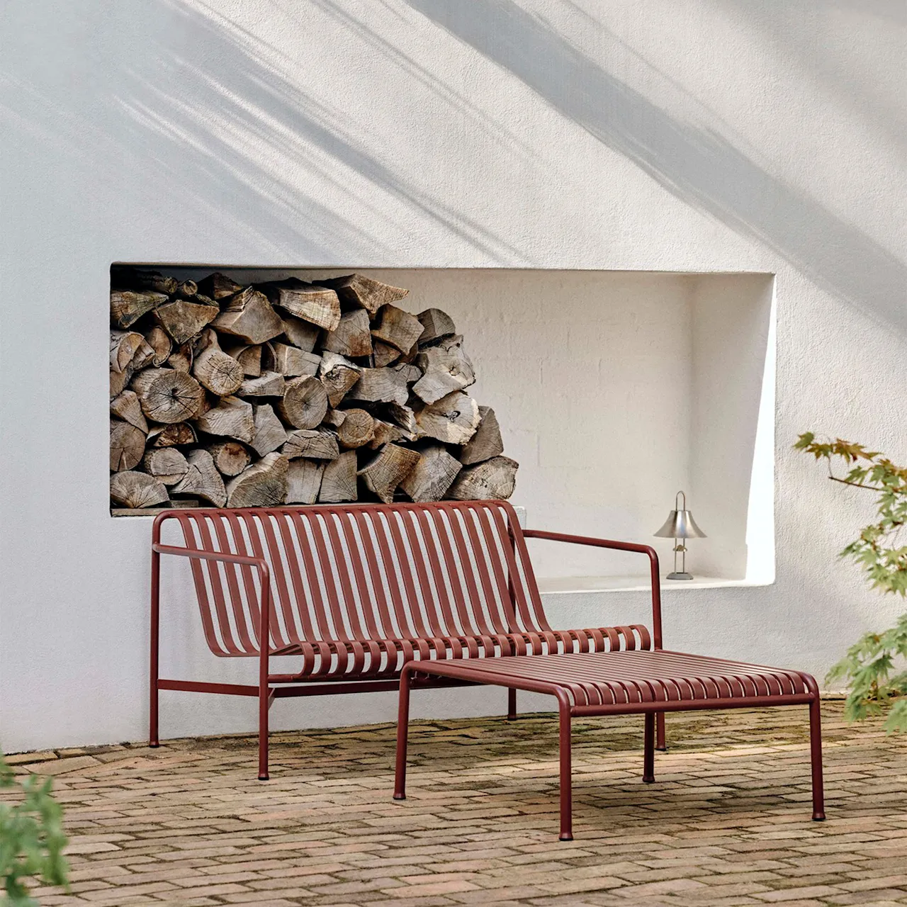 Ppalissed garden bench with armrests - Iron Red