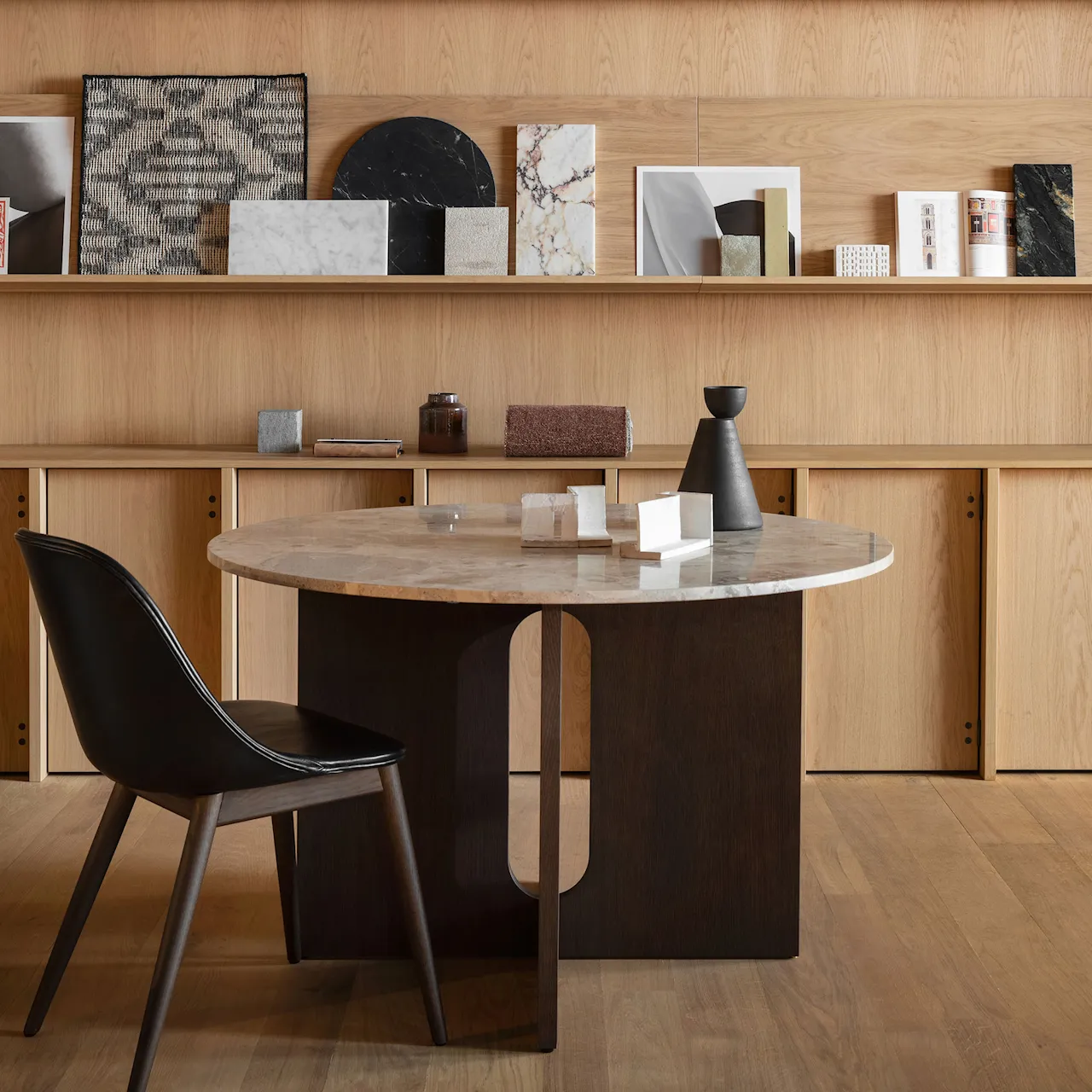 Androgyne Dining Table - Dark Stained Oak/Sand - Ø120 cm