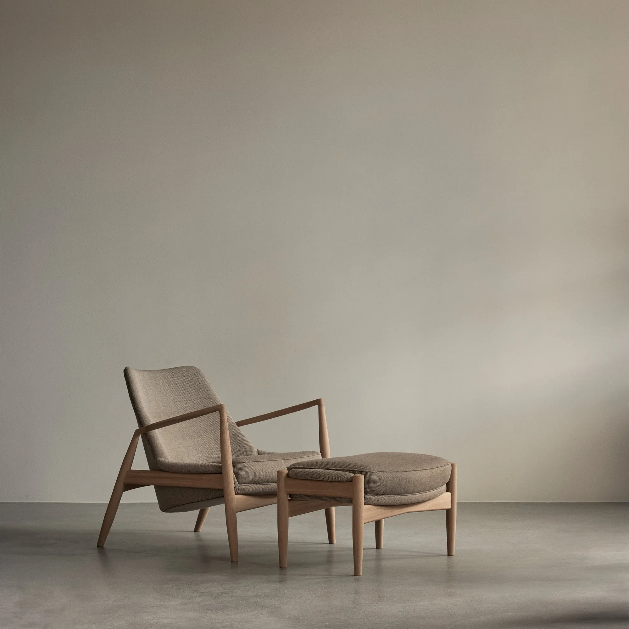 The Seal Lounge Chair High Walnut
