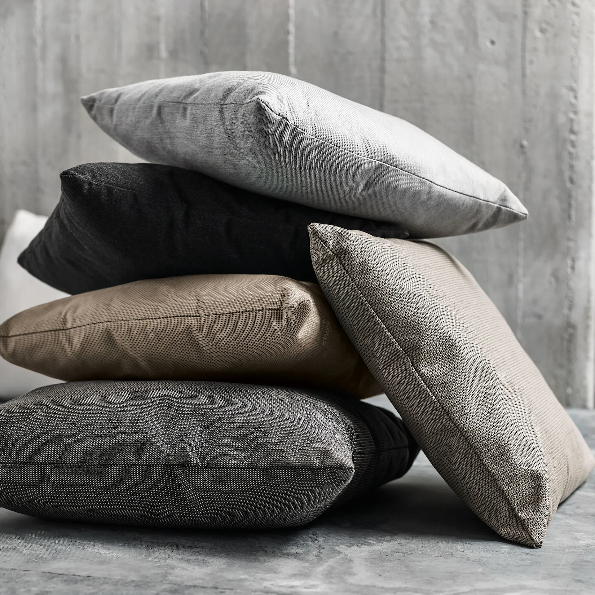 Deco Square Scatter Cushion Large - Gloster - Cecilie Manz - NO GA