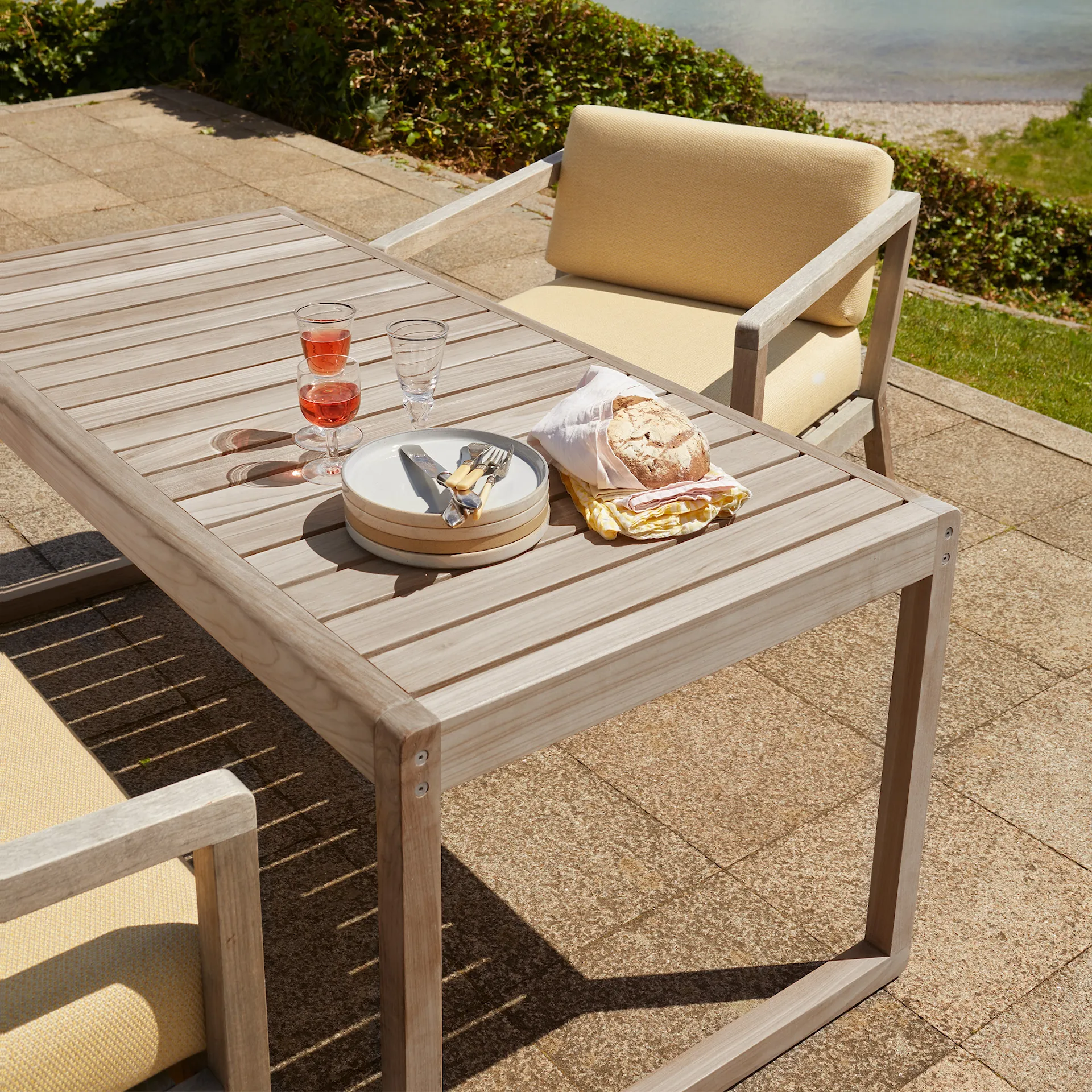 Virkelyst Outdoor Table 113 x 68 cm - Fritz Hansen - NO GA