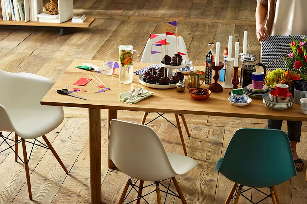 Eames Plastic Side Chair DSR