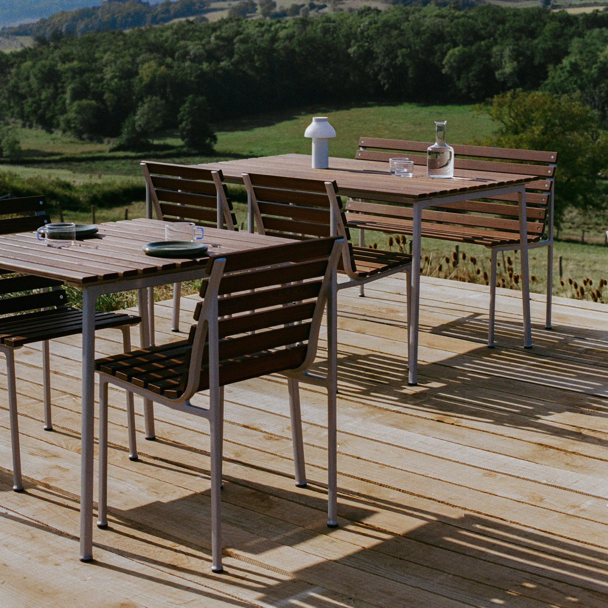 Traverse groepseettafel voor buiten 140 cm, 2 buitenstoelen en een tuinbank - 2