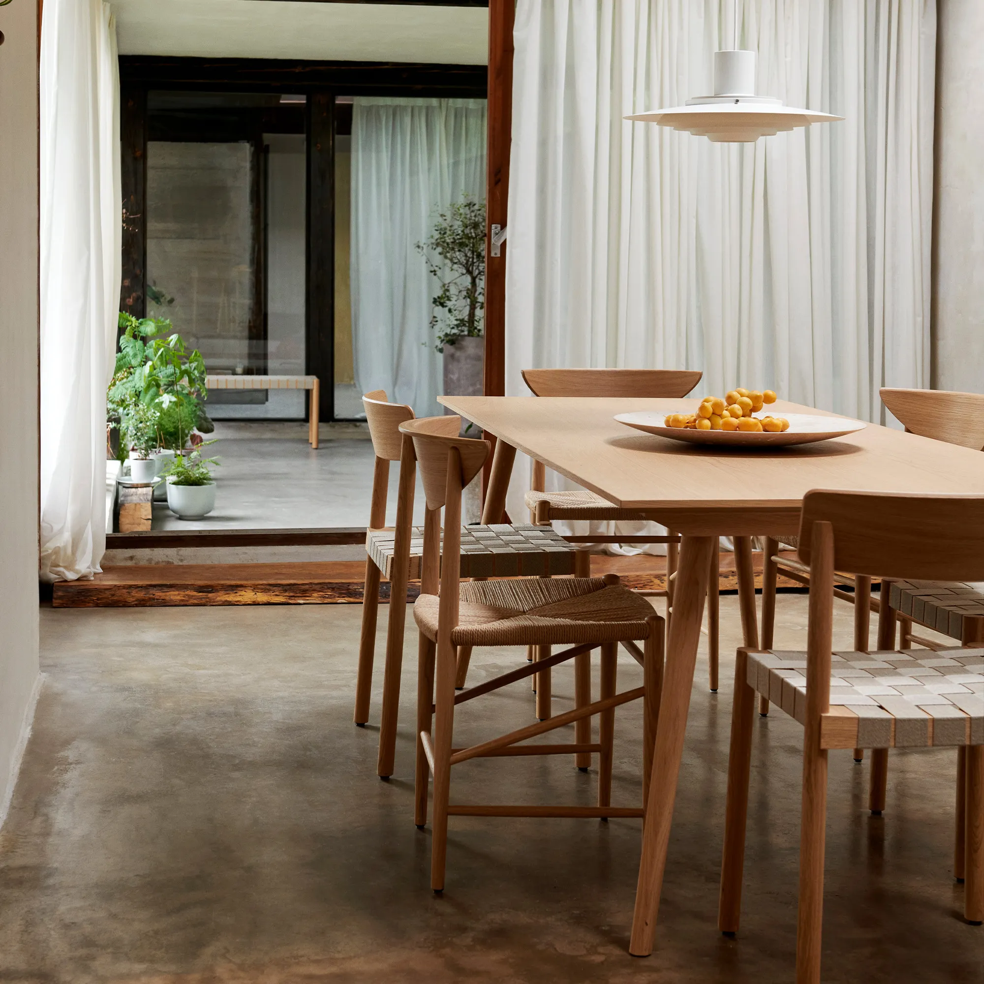 In Between eettafel & Betty TK1 eetkamerstoelen in massief eiken - 4
