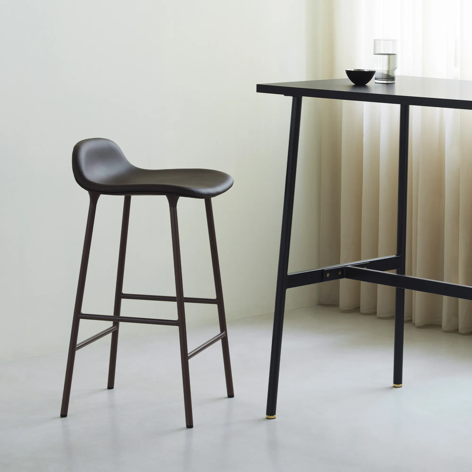 Form Barstool 65 cm Black Oak - 2