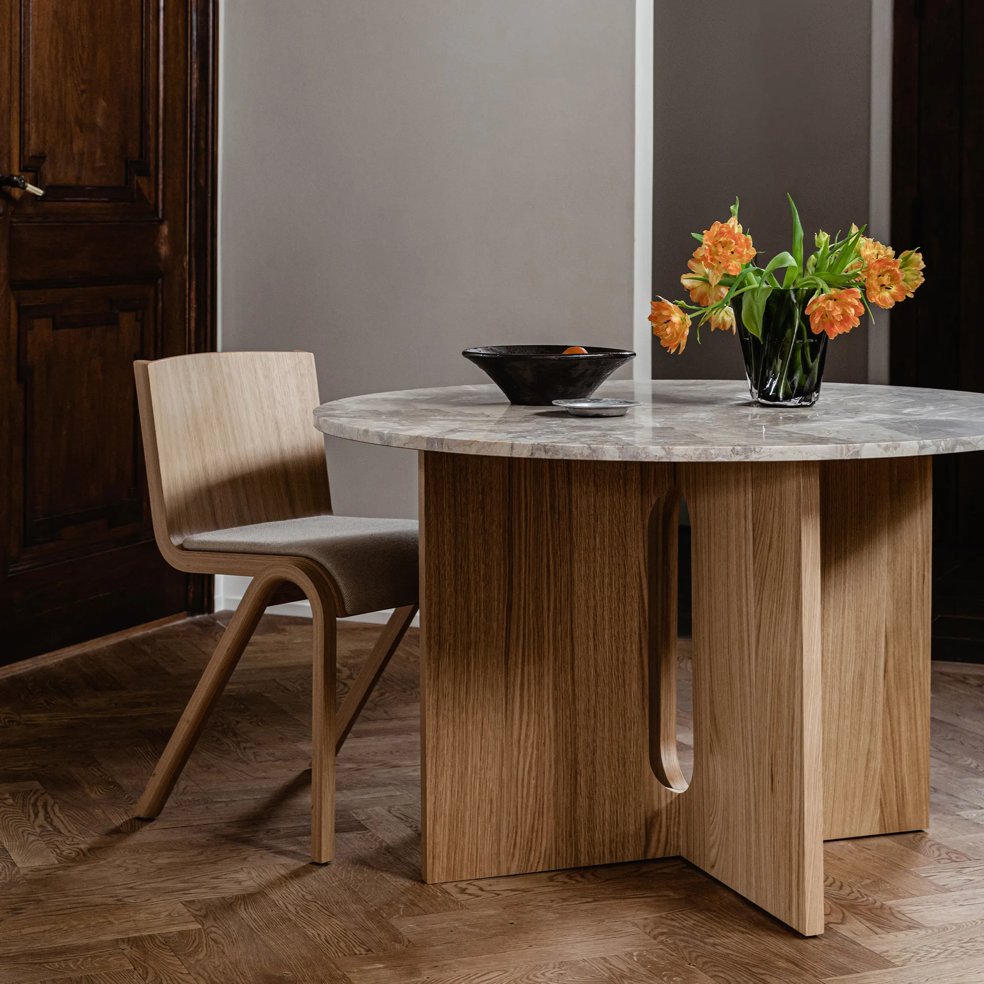 Androgyne Dining Table Ø120 cm Dark Stained Oak - 16