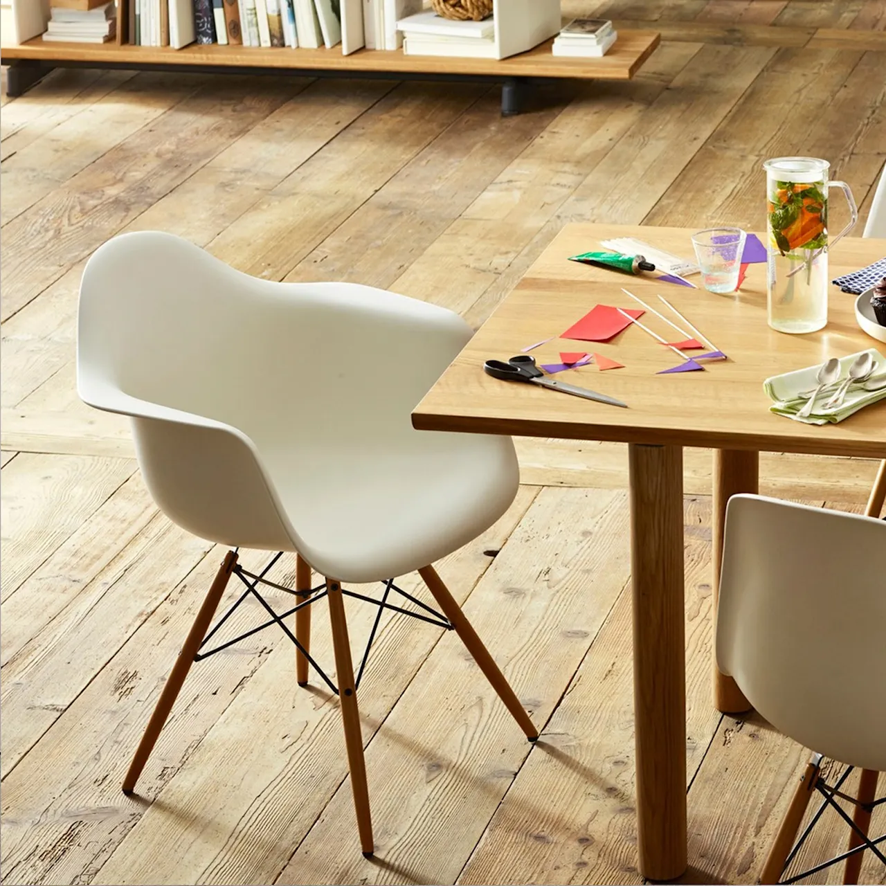 Eames RE Plastic Armchair DAW eetkamerstoel Dark Maple