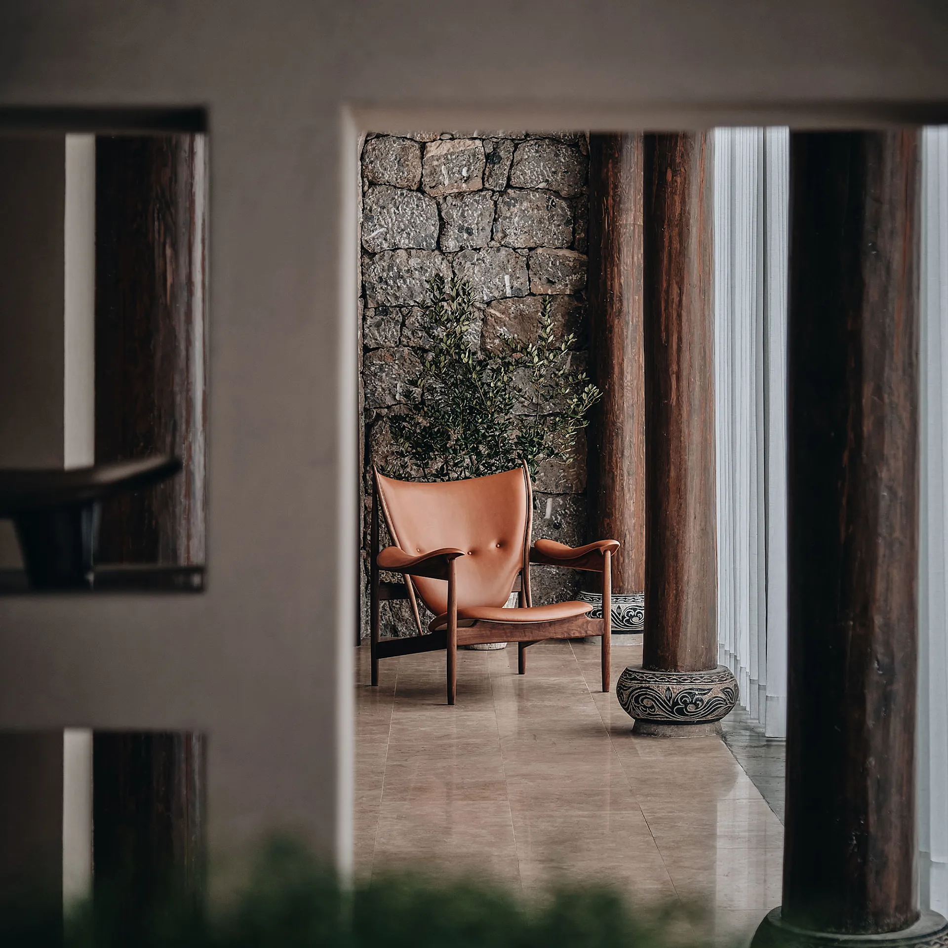 Chieftain Chair, Walnut, Leather Group 4, Elegance Black 20198 - House of Finn Juhl - Finn Juhl - NO GA