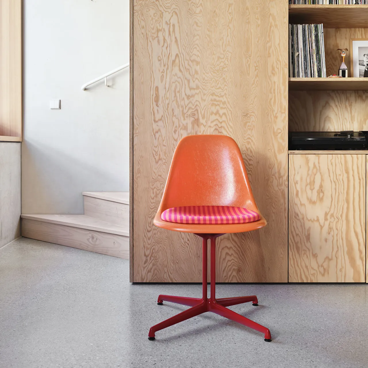 Eames Fiberglass Side Chair stoel La Fonda