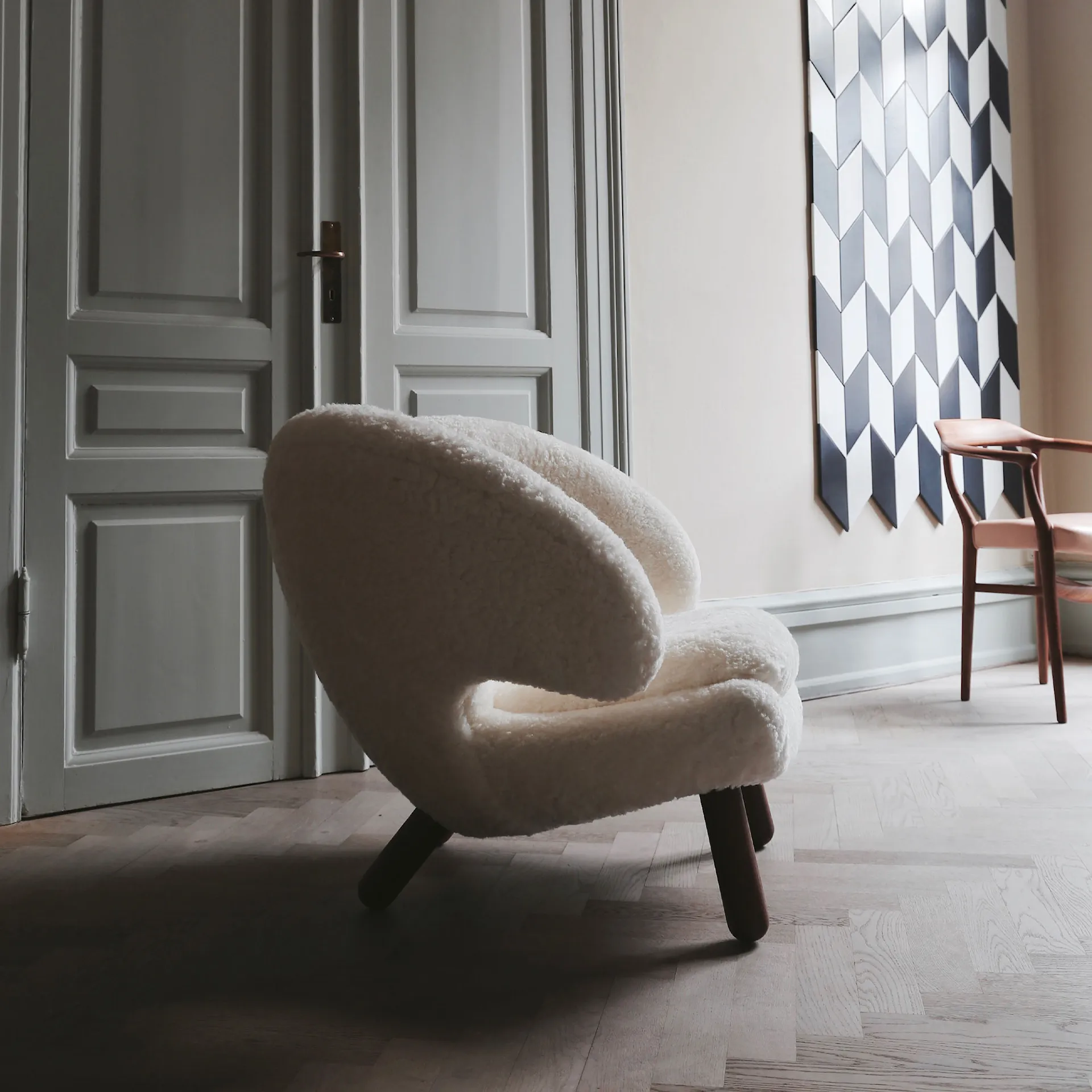 Pelican Chair, Walnut, Leather Group 4, Sheepskin Moonlight - House of Finn Juhl - Finn Juhl - NO GA