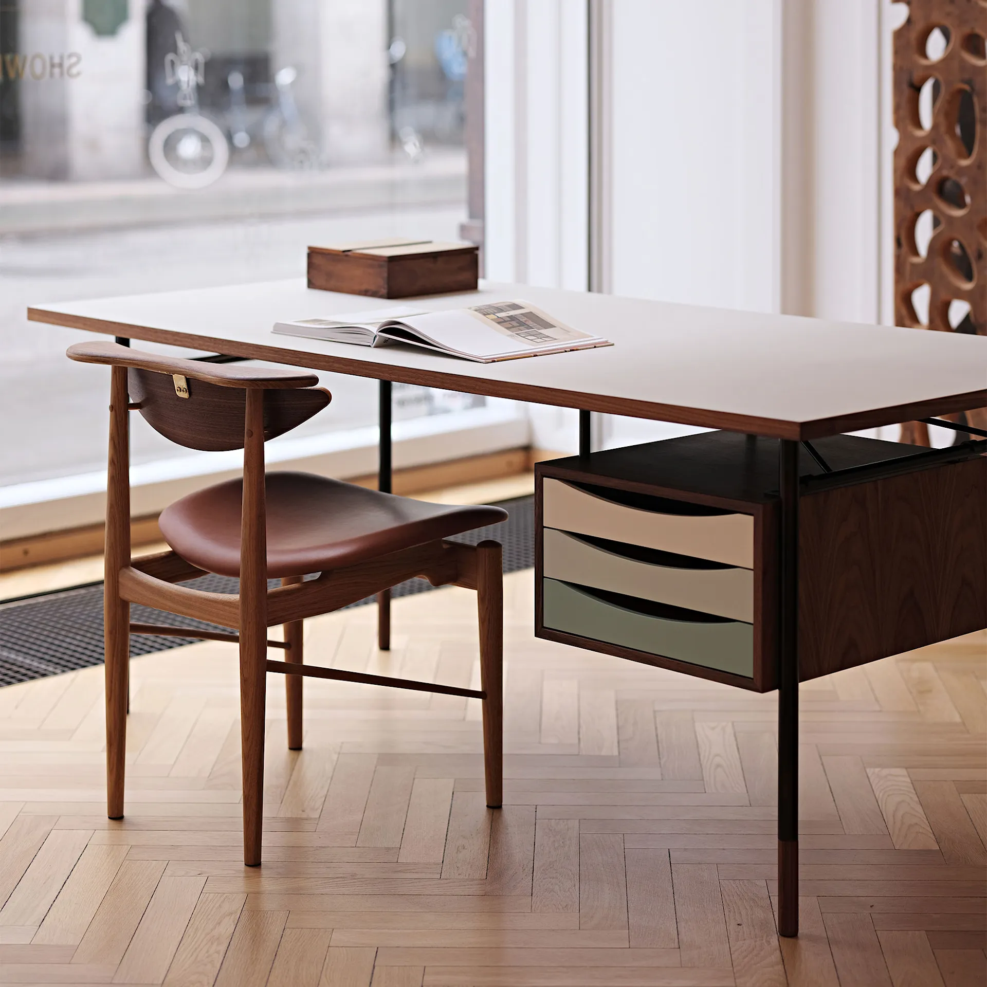 Nyhavn Desk, 170 cm, with Tray Unit, Oak Clear oil/Black linoleum, Black Steel, Cold - House of Finn Juhl - Finn Juhl - NO GA