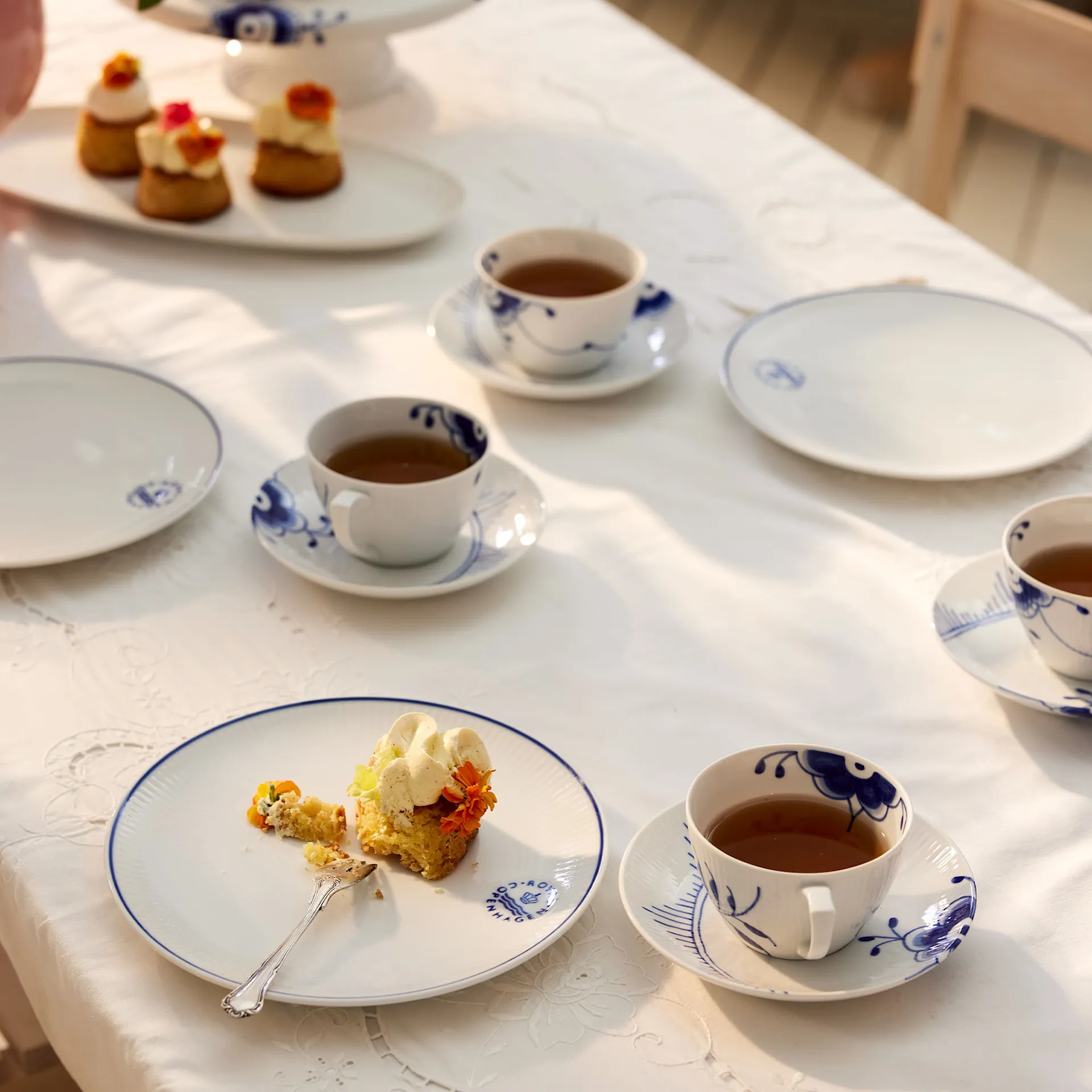 Blue Fluted Mega Tea Cup & Saucer 28 cl - Royal Copenhagen - NO GA