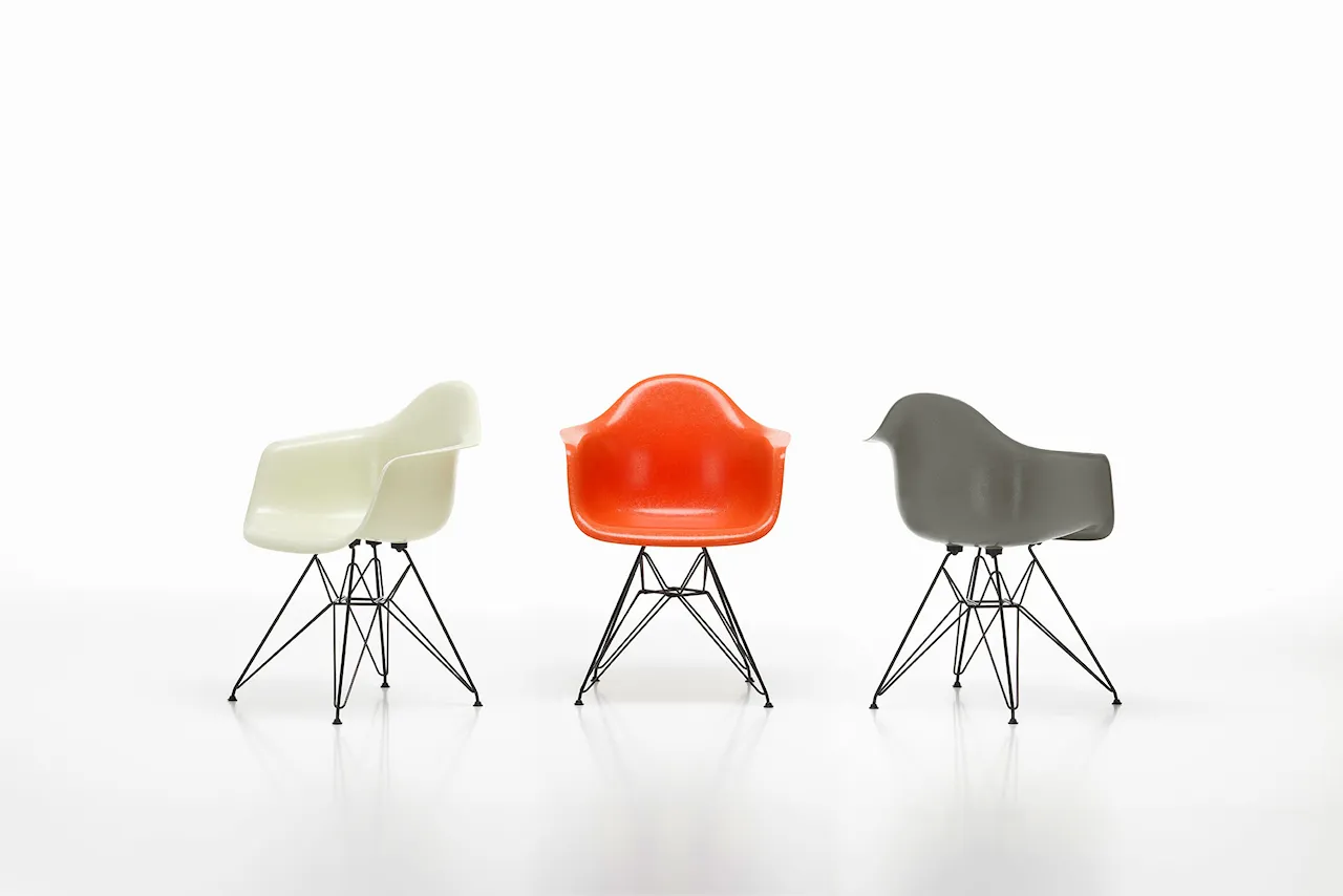 Eames Fiberglass Chair DAR