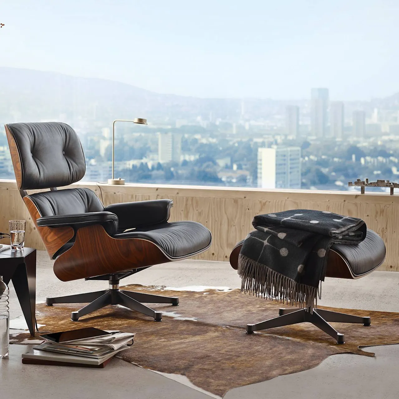 Eames Lounge Chair & Ottoman mustaksi petsattu pähkinämusta/kiillotettu pohja