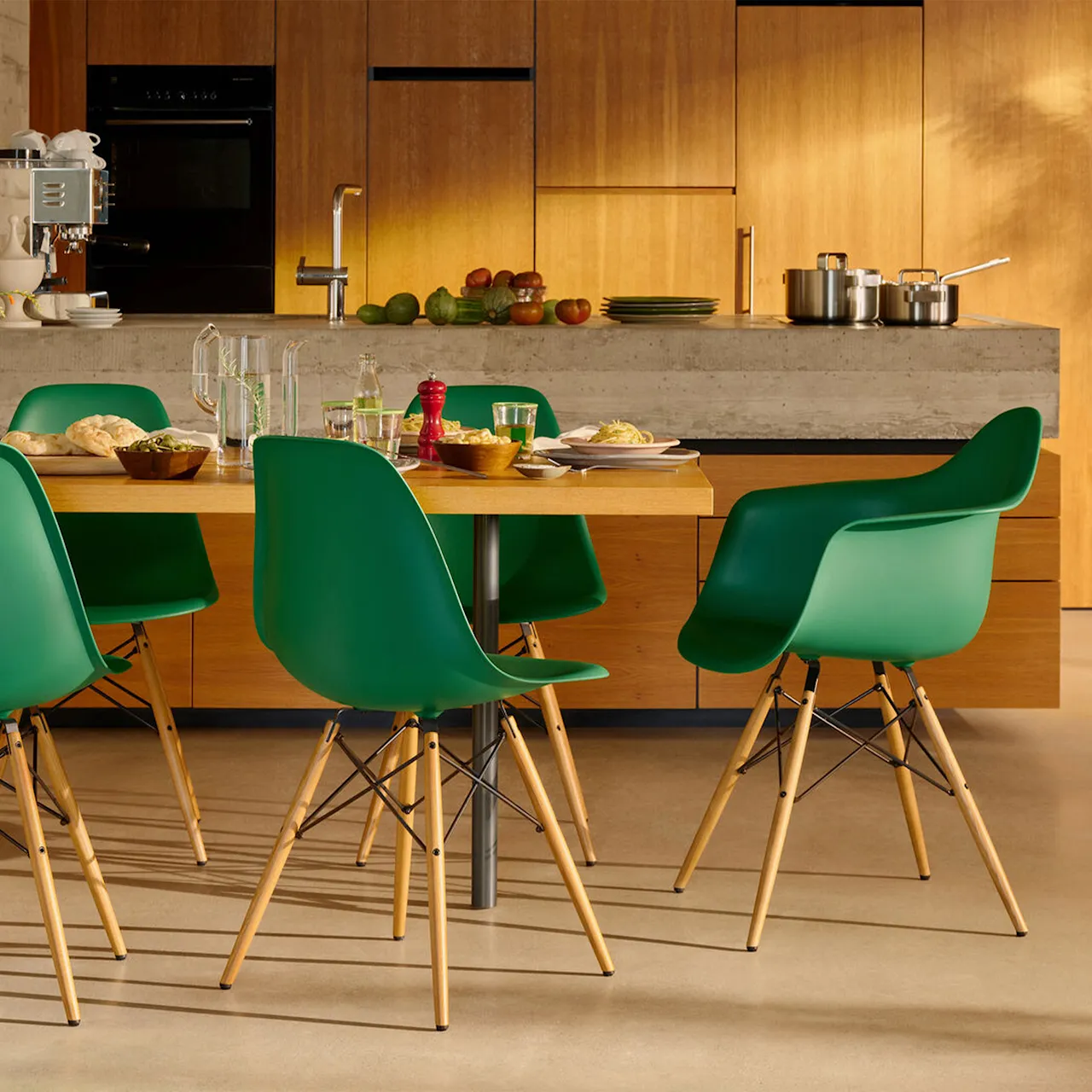 Eames RE Plastic Armchair DAW eetkamerstoel Golden Maple