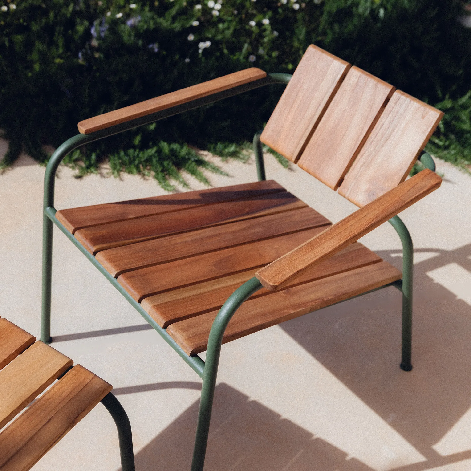 Kallio outdoor lounge chair & footrest