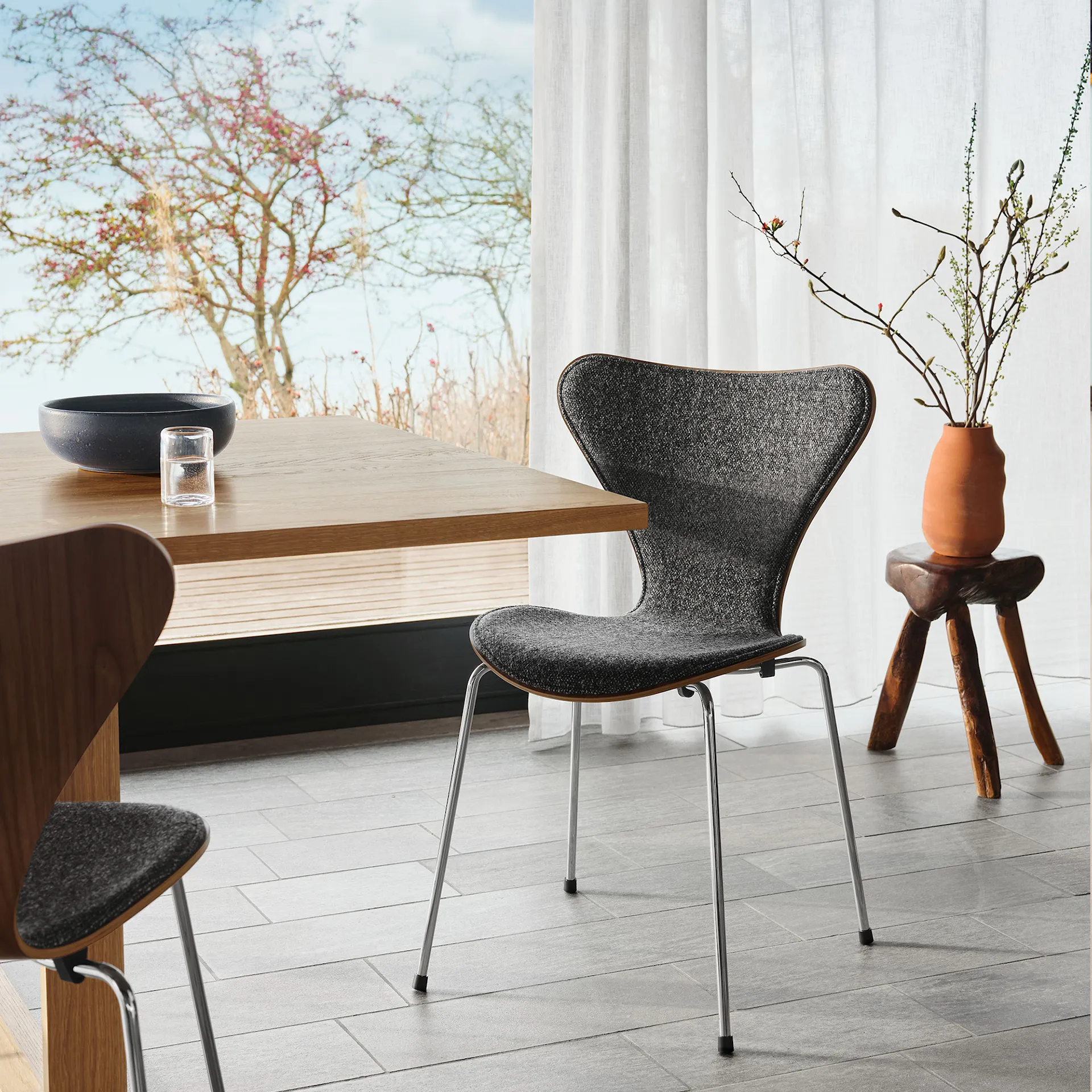 Series 7 tuoli 3107 täysverhoiltu kangas teräsrunko kromi - Fritz Hansen - Arne Jacobsen - NO GA