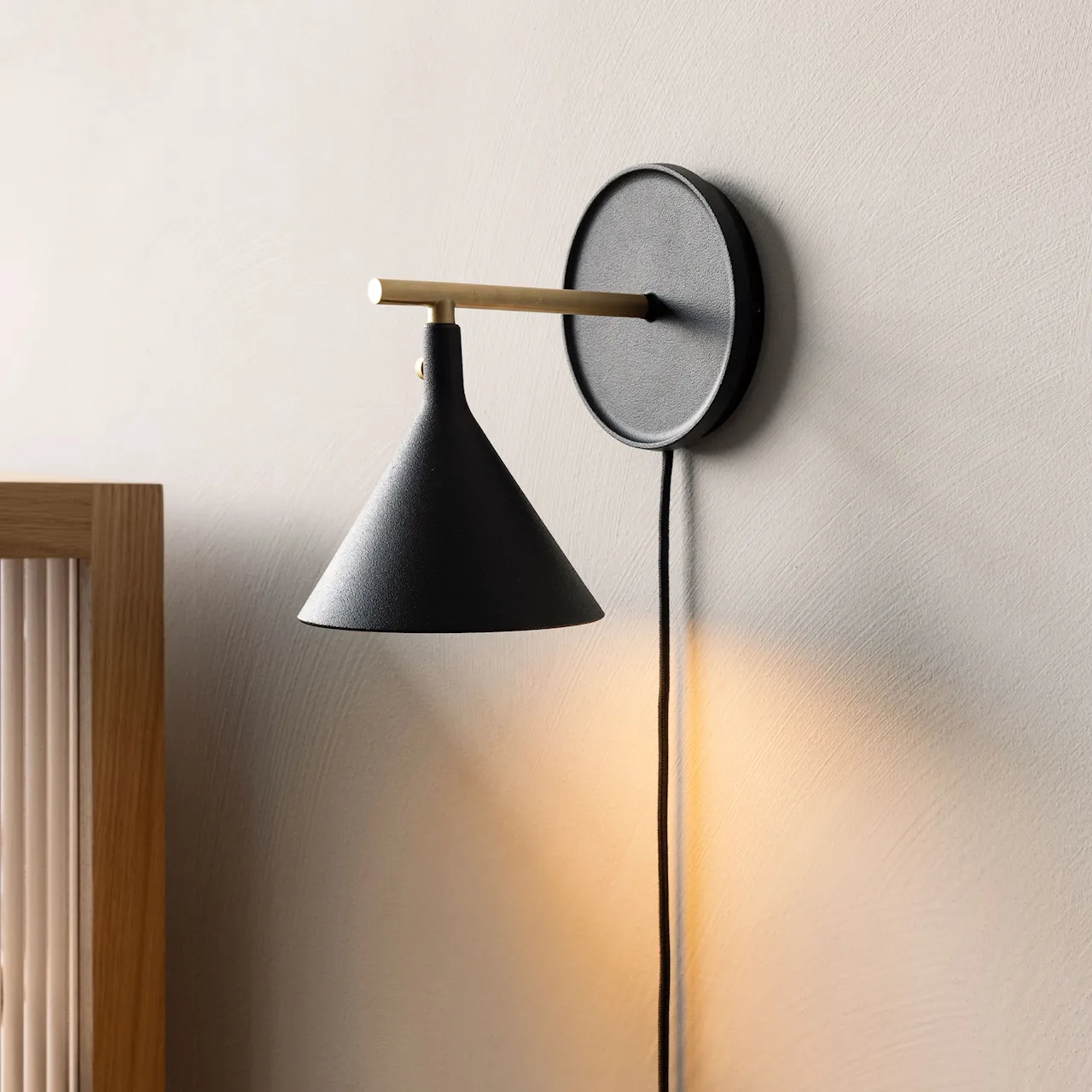 Cast Sconce Wall Lamp With Diffuser