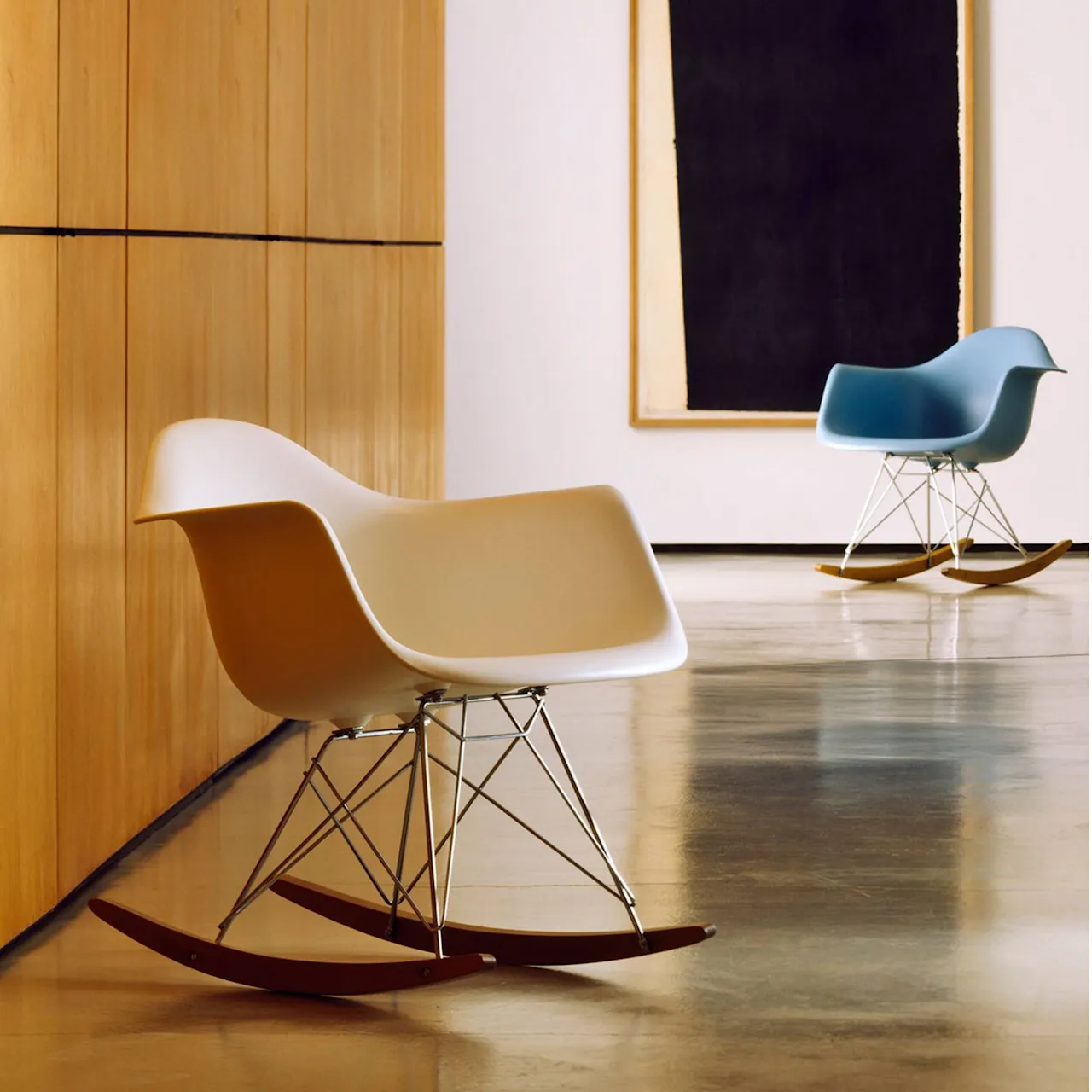 Eames RE Plastic Armchair RAR keinutuoli White/Dark Maple