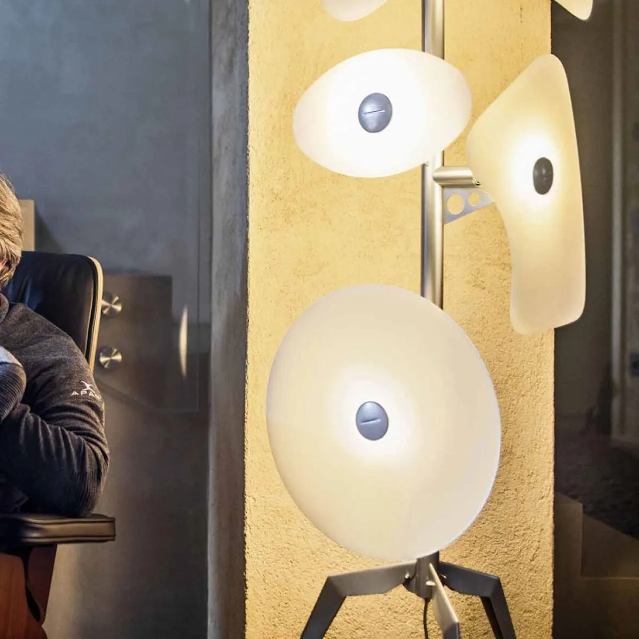 Orbital floor lamp