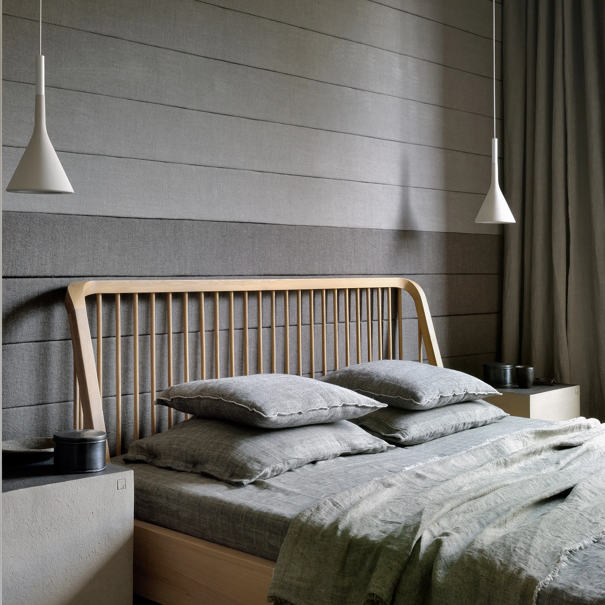 Spindle Bed Black Oak