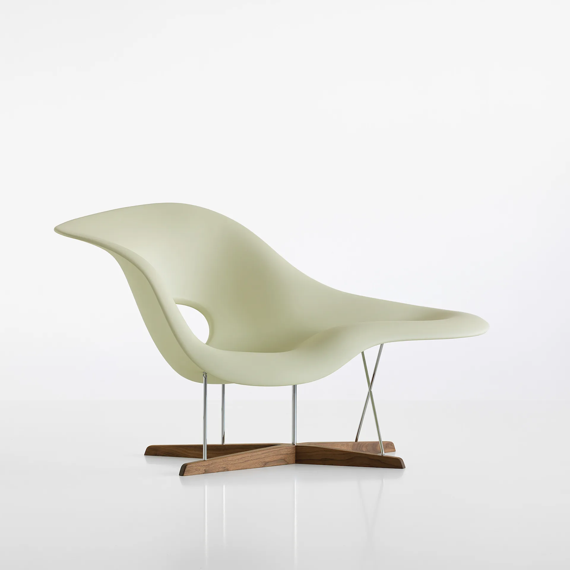 Eames la chaise sale