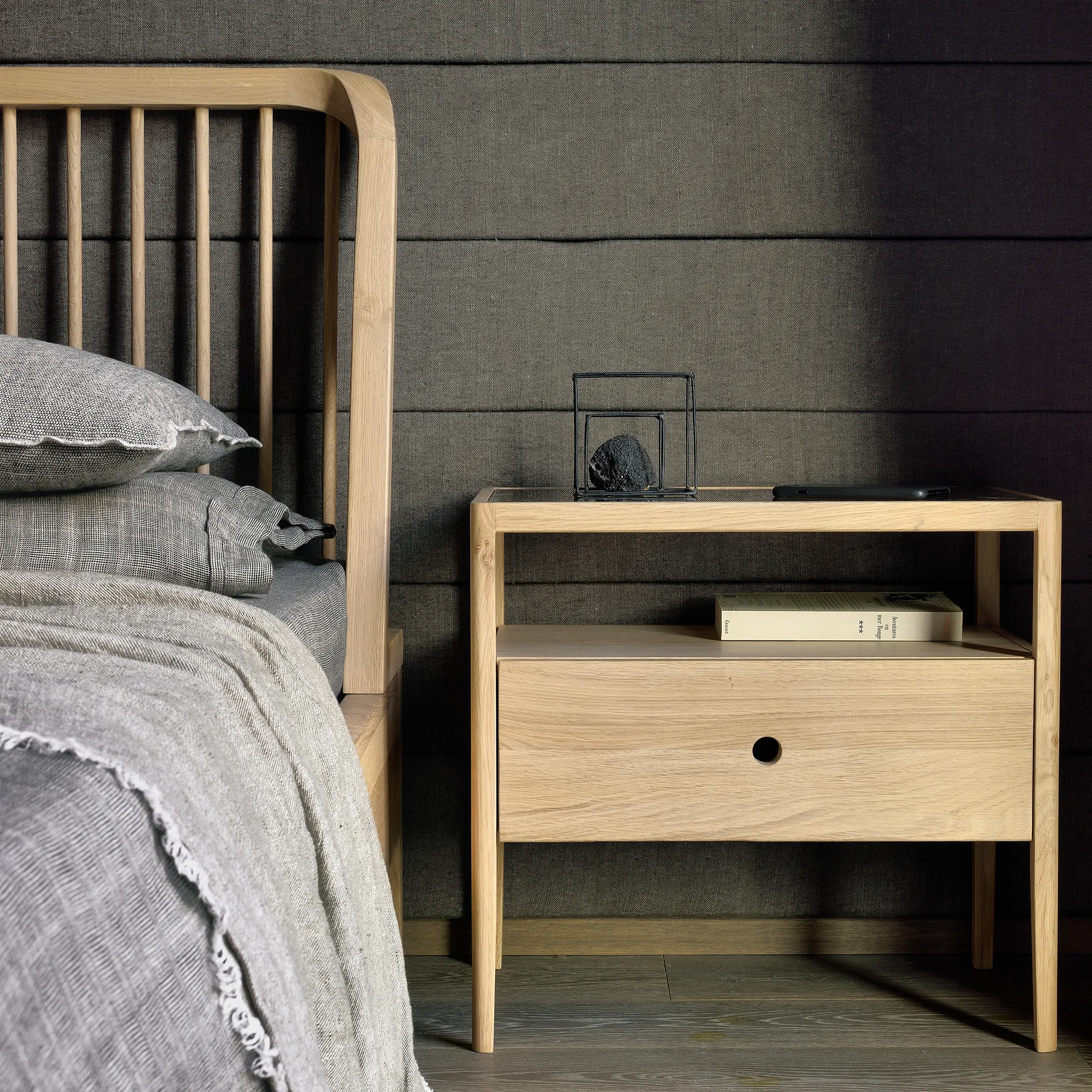 Spindle Bed Black Oak