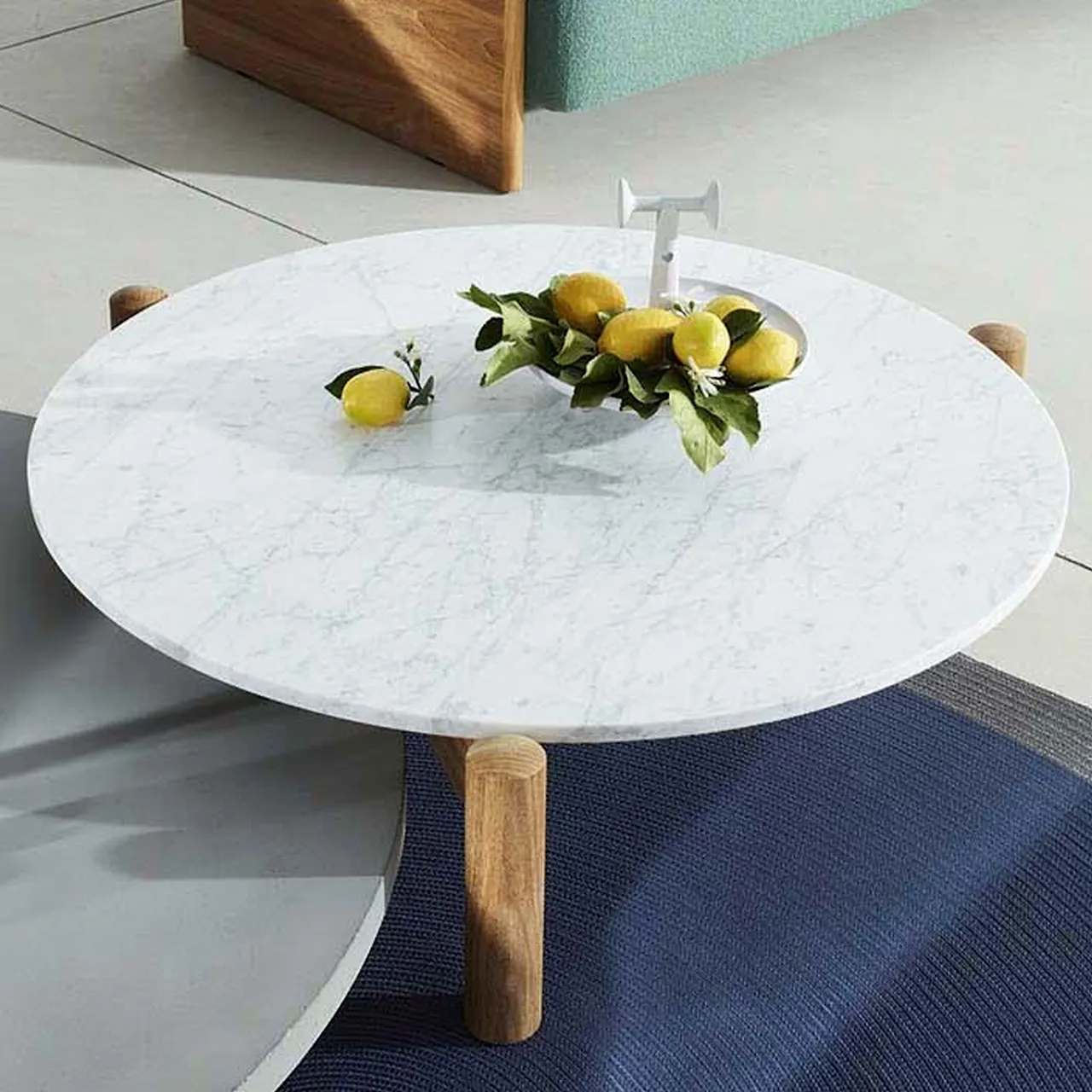 535 Table à Plateau Interchangeable Ø102, Outdoor, Solid Teak Wood Natural Finish, Top Carrara Marble