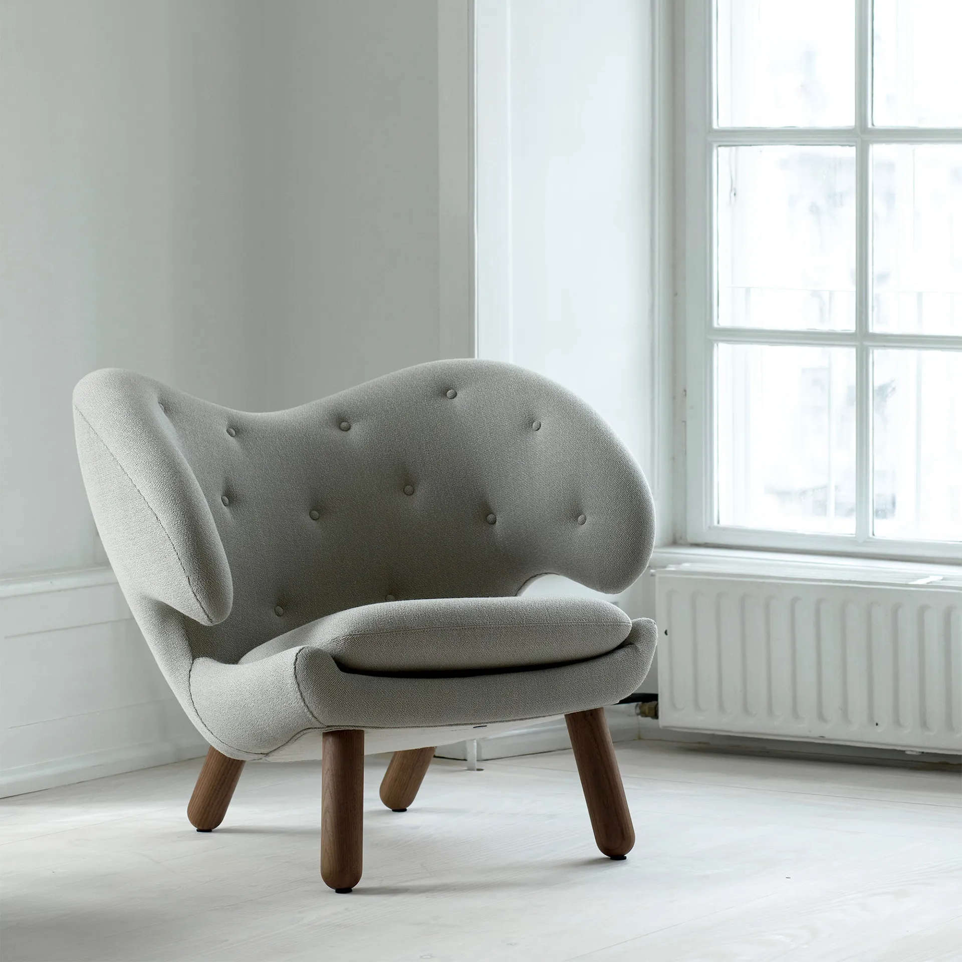 Pelican Chair With Buttons, Clear oiled oak, Cat. 1 Remix 123 - House of Finn Juhl - Finn Juhl - NO GA