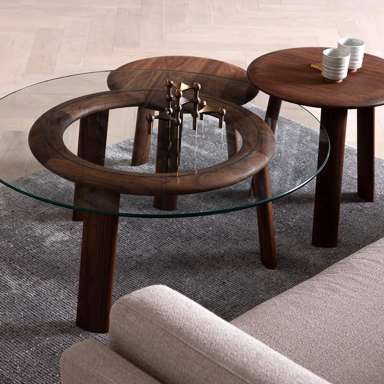 AK 650 Loop Glass coffee table