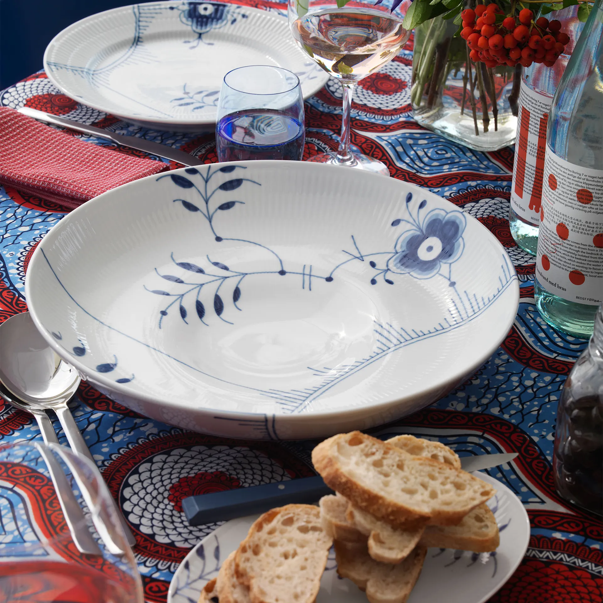 Blue Fluted Mega Bowl 34 cm - Royal Copenhagen - NO GA