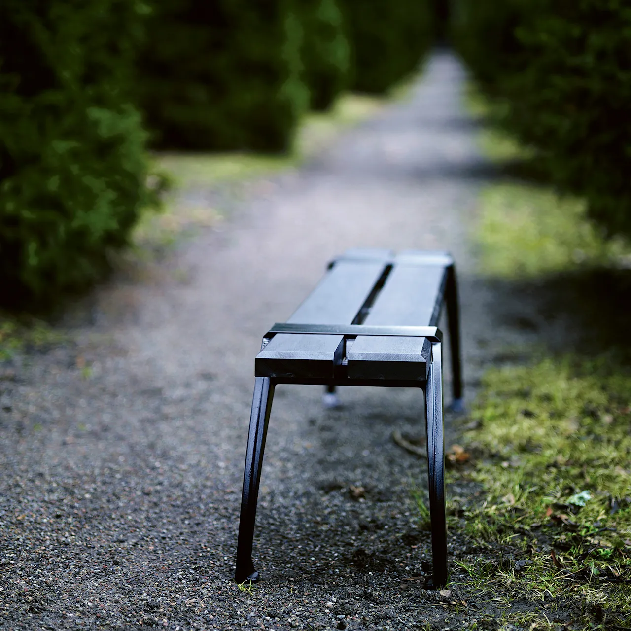 Bench Haga - Oiled Mahogany/Black Lacquered Aluminium