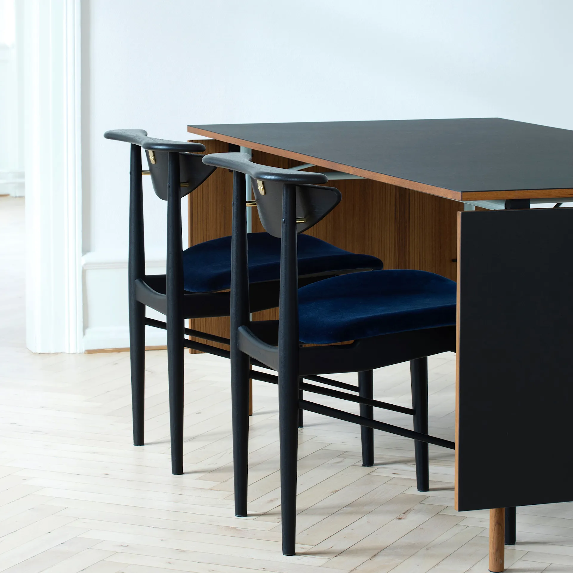 Nyhavn Dining Table, With Extensions, Oak, Black Steel - House of Finn Juhl - Finn Juhl - NO GA