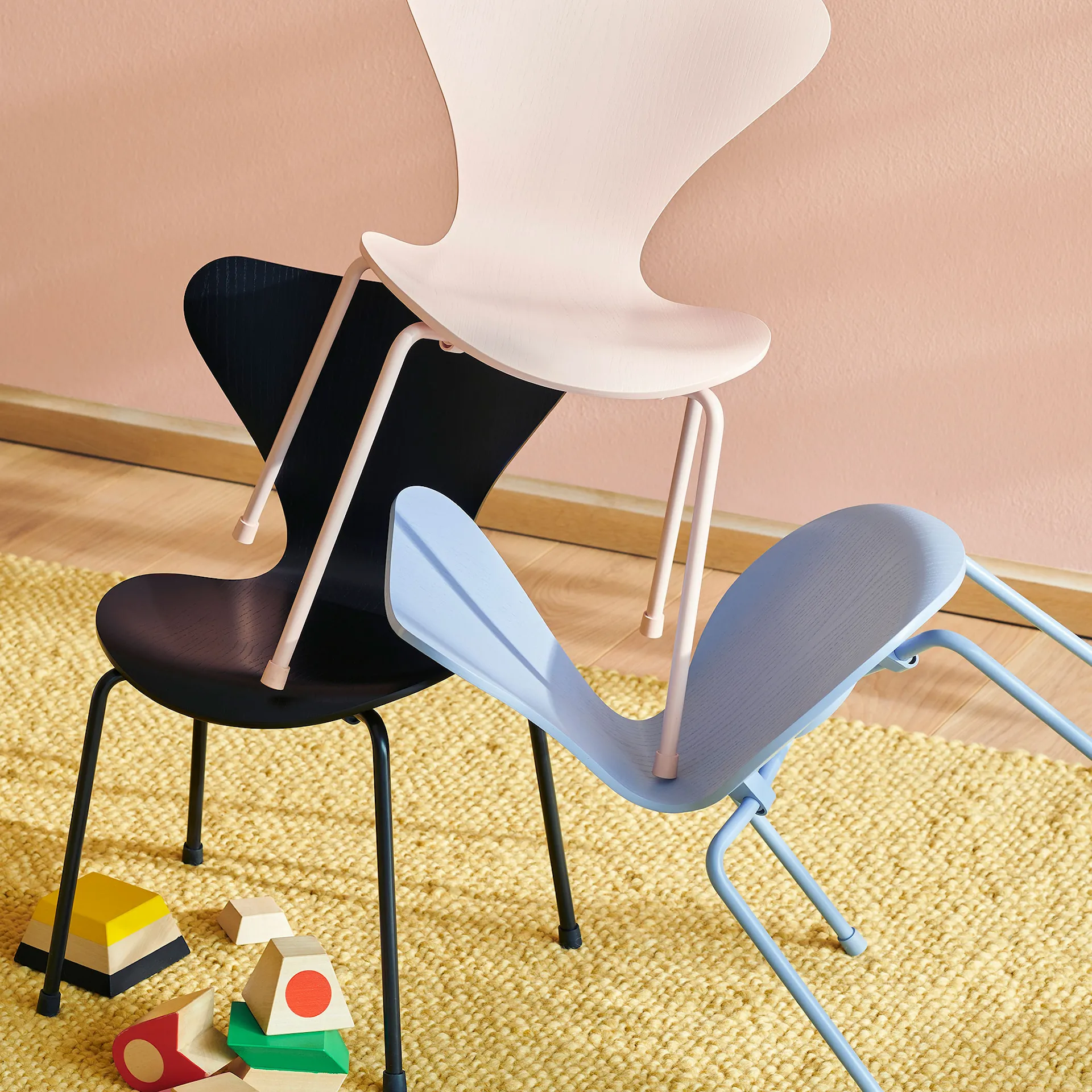 Series 7 child chair 3107 ash veneer steel frame powder-coated - Fritz Hansen - Arne Jacobsen - NO GA