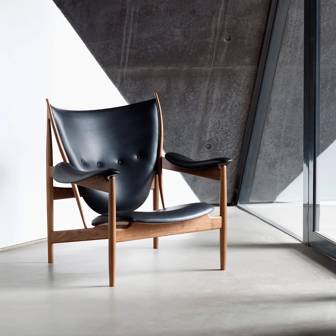 Chieftain Chair, Walnut, Leather Group 4, Elegance Black 20198