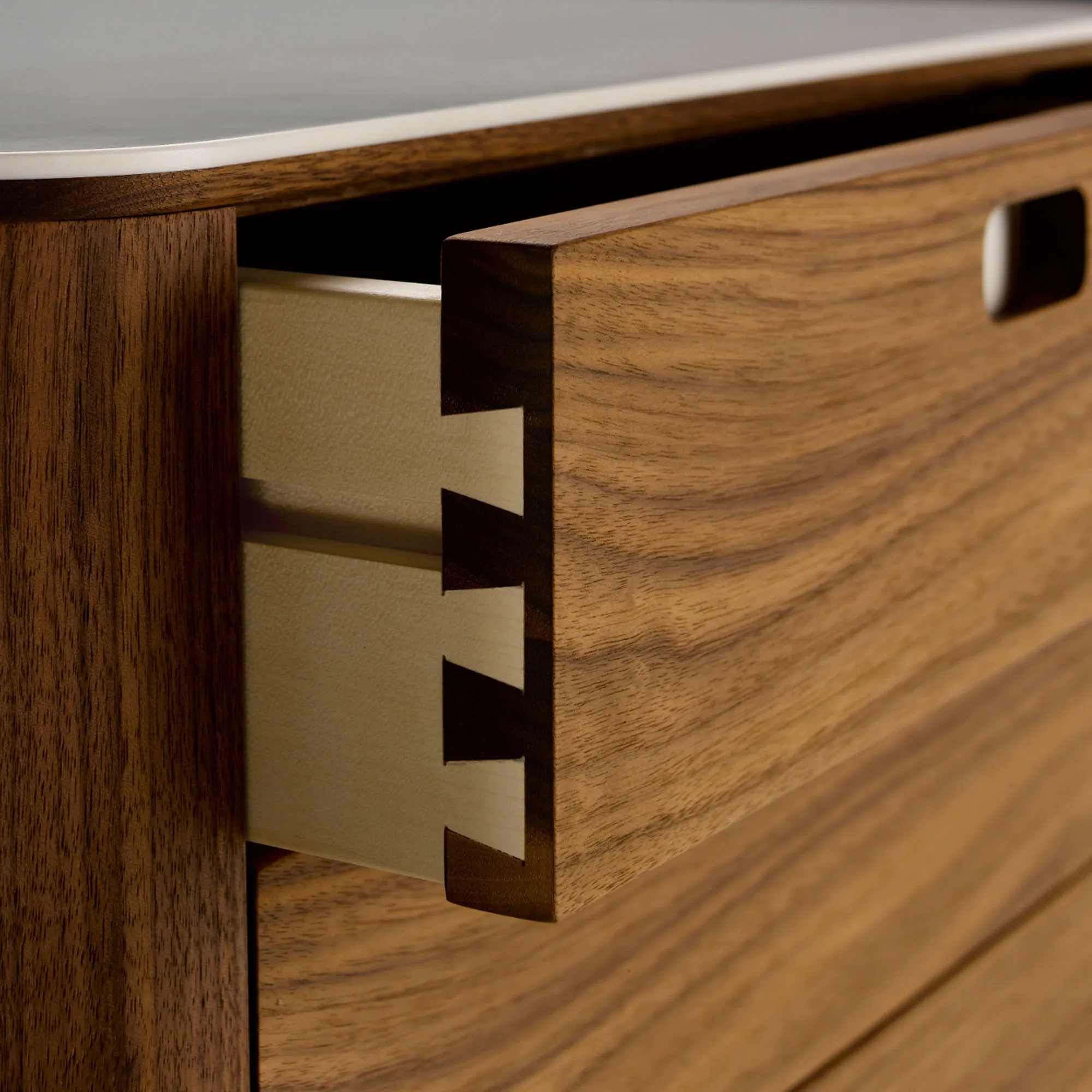AK 2430 Dresser