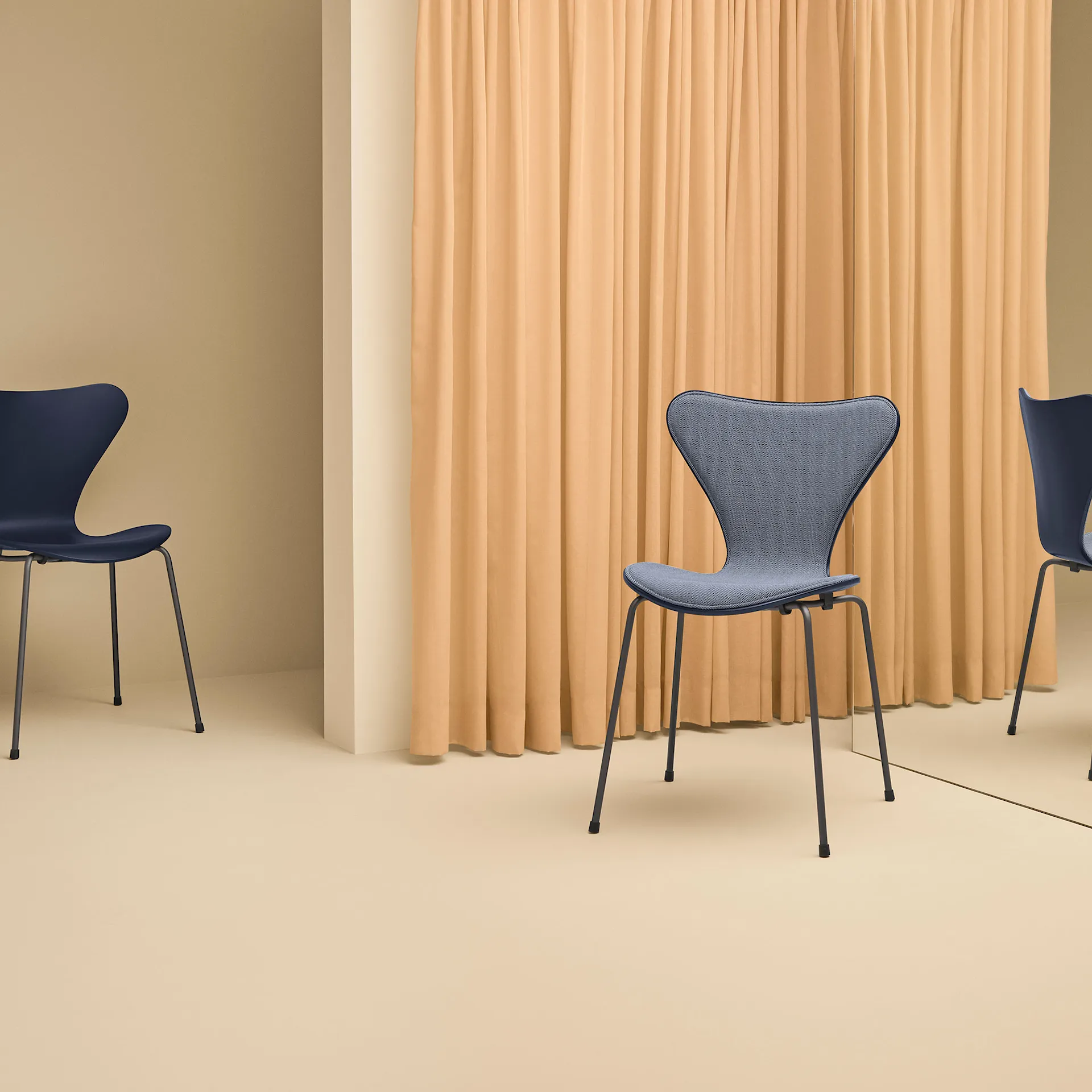 3107 Series 7 Front upholstered - Fritz Hansen - Arne Jacobsen - NO GA