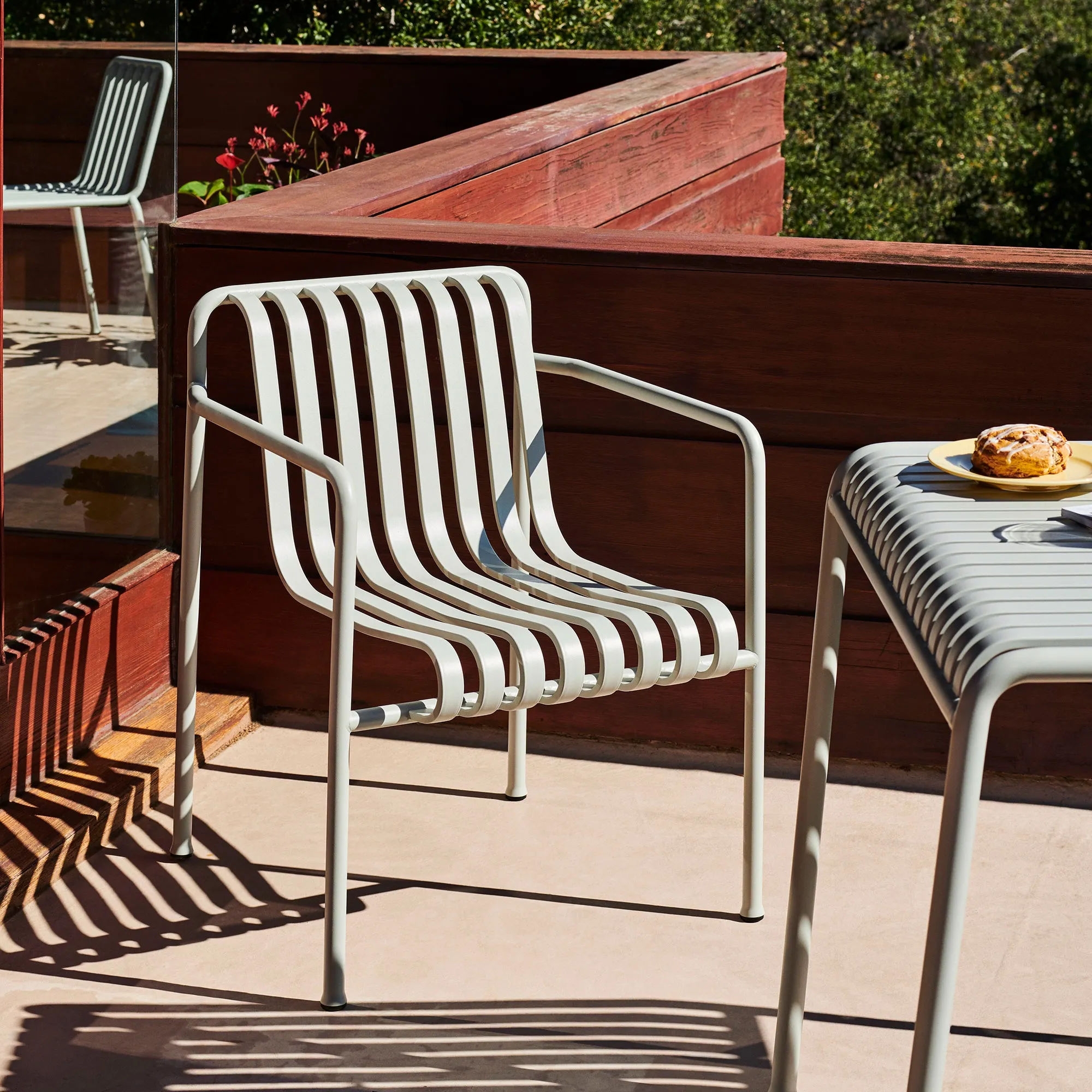 Palissade eetkamerset met tafel, tuinbank en 2 fauteuils - 11