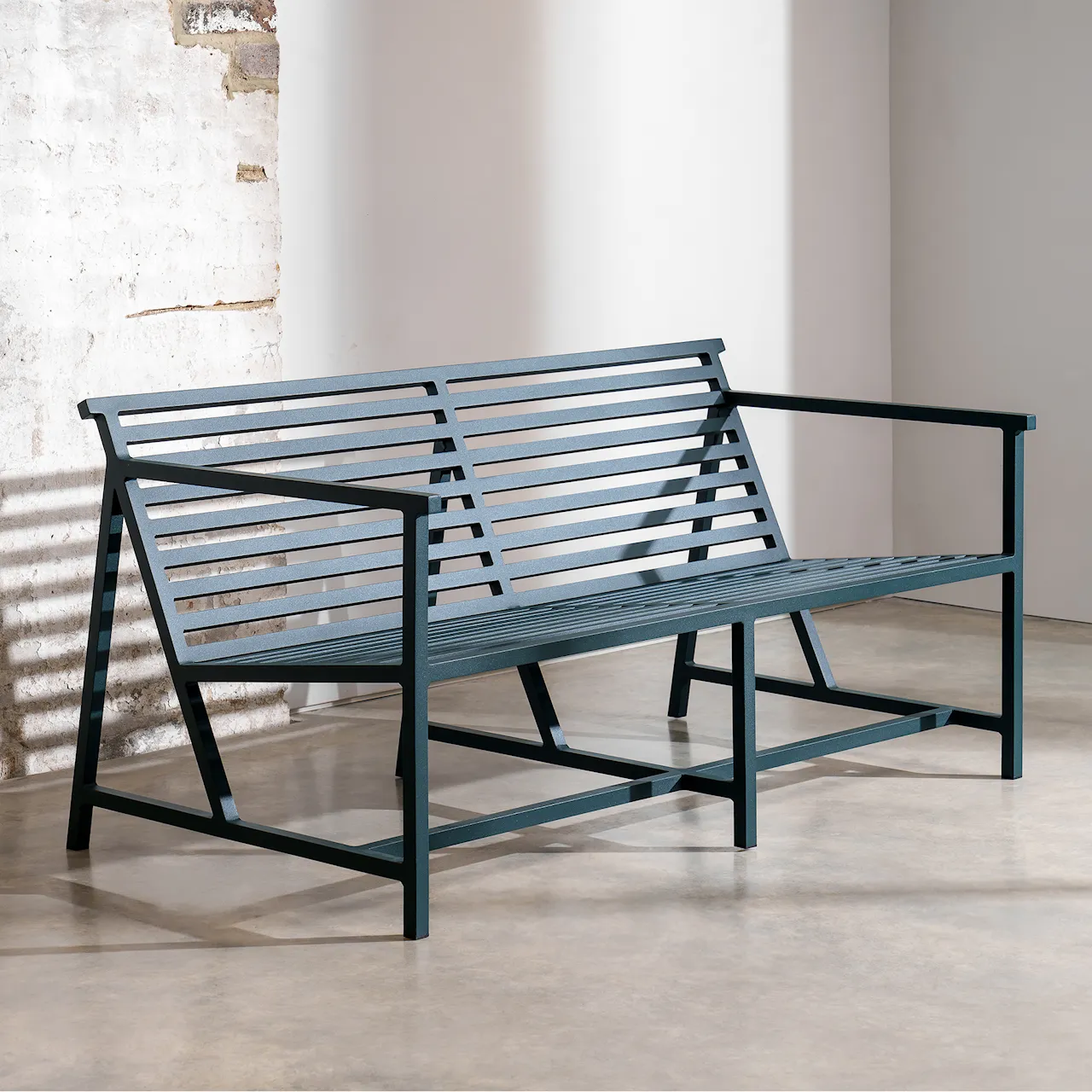 19 Outdoors - Lounge Bench Black