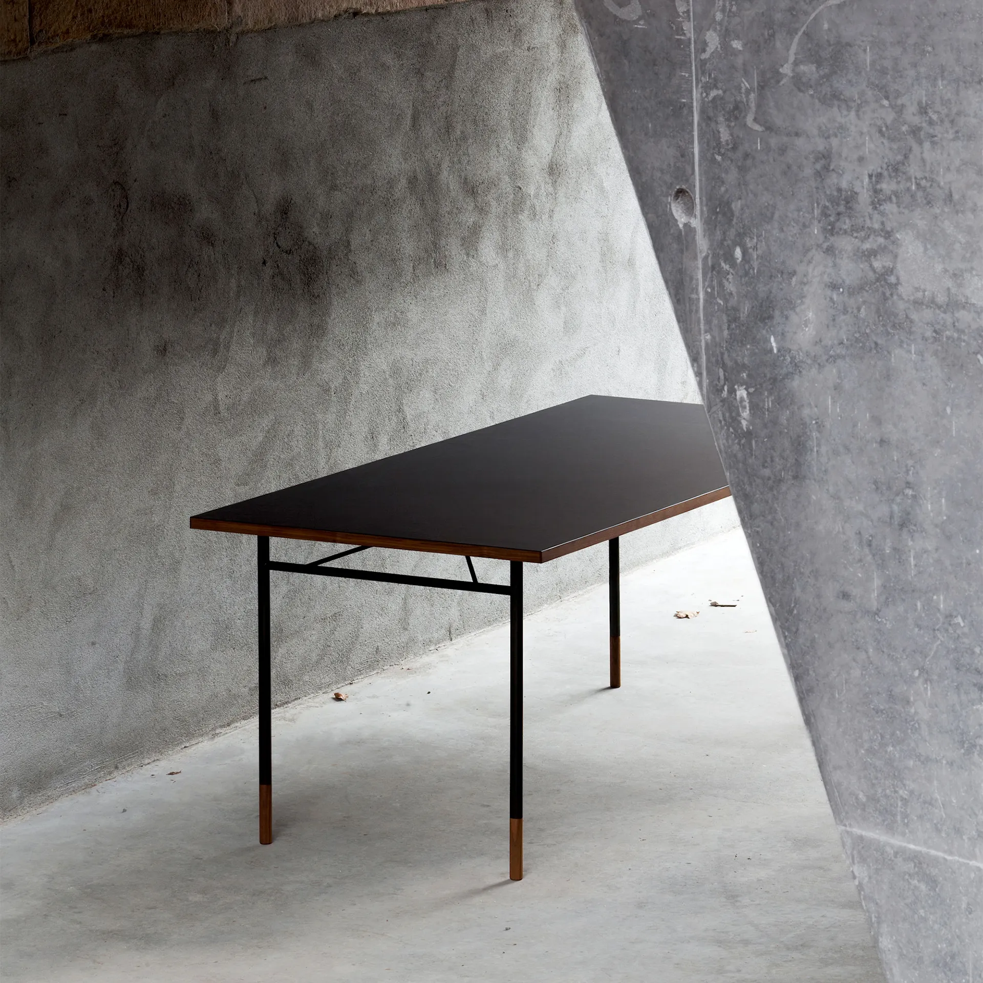 Nyhavn Desk, 170 cm, Without Tray Unit, Walnut, Black Steel - House of Finn Juhl - Finn Juhl - NO GA