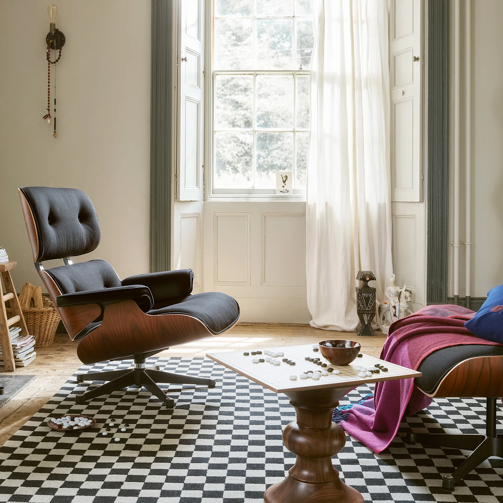 Eames Lounge Chair Black-pigmented Walnut Polished - Vitra - Charles & Ray Eames - NO GA