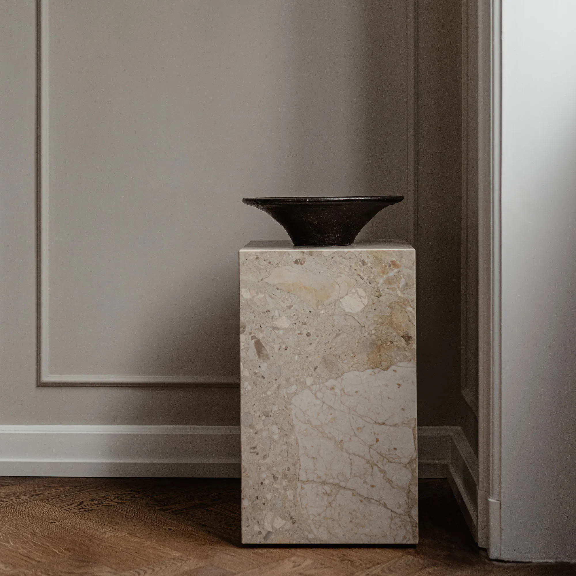 Plinth Tall sivupöytä