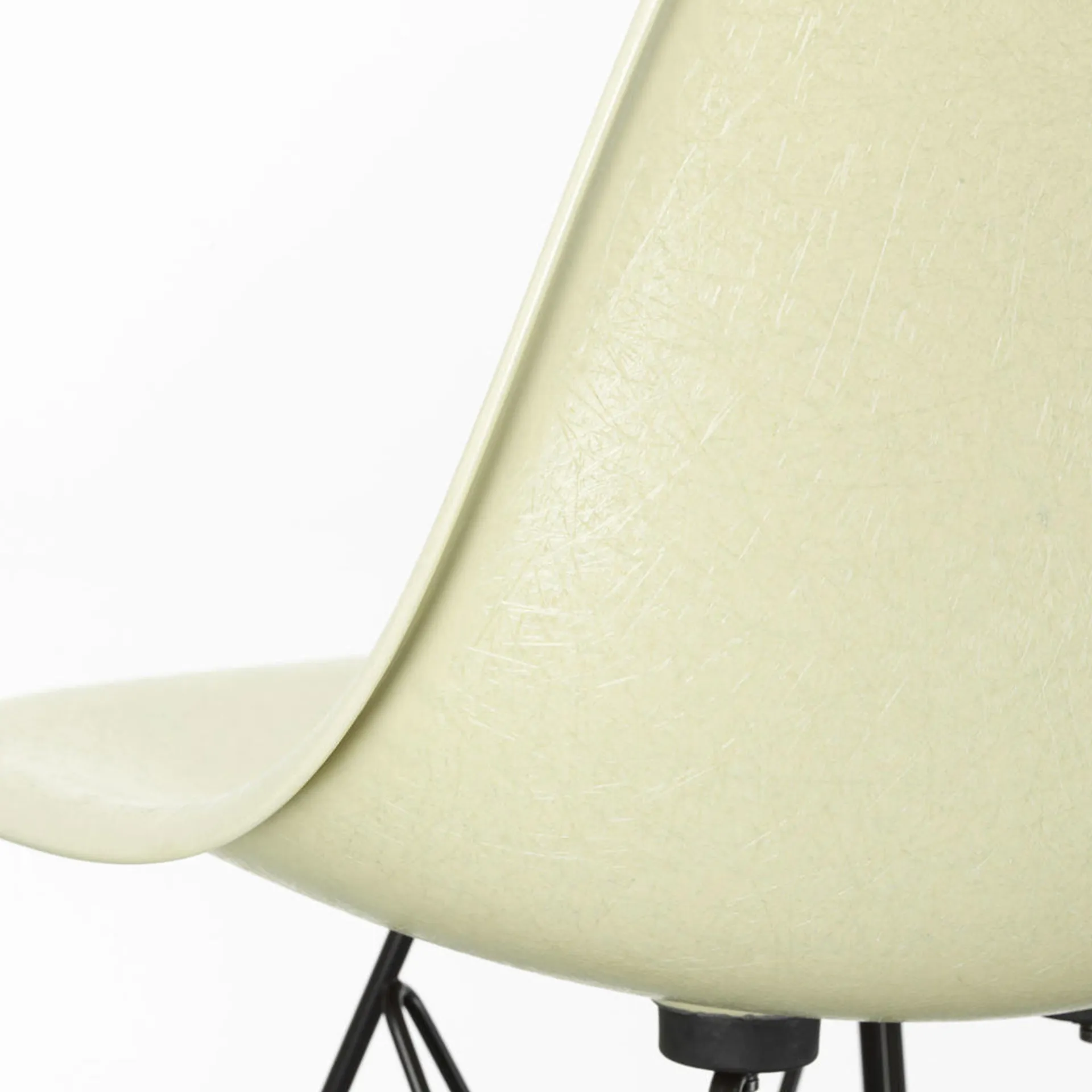 Eames Fiberglass Chair DSR - Vitra - Charles & Ray Eames - NO GA