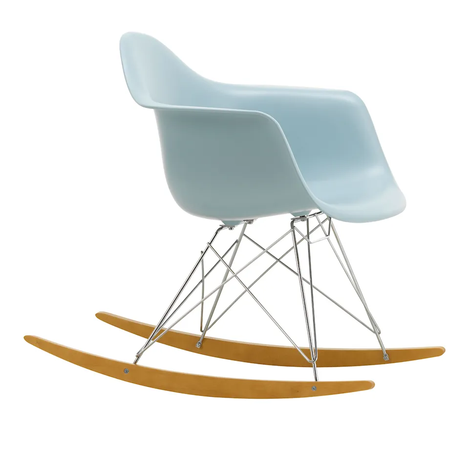 Eames RE Plastic Armchair RAR gyngestol Chrome/Golden Maple