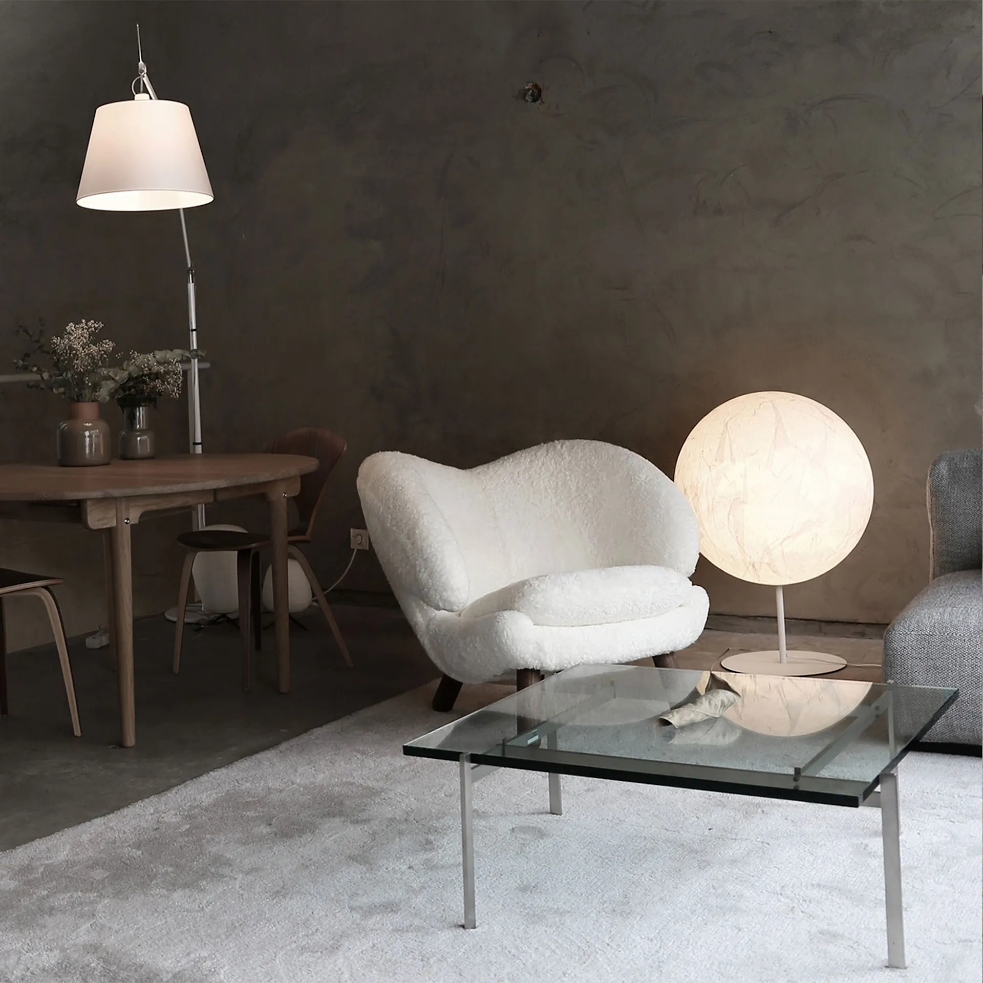 Pelican Chair, Walnut, Leather Group 4, Sheepskin Moonlight - House of Finn Juhl - Finn Juhl - NO GA