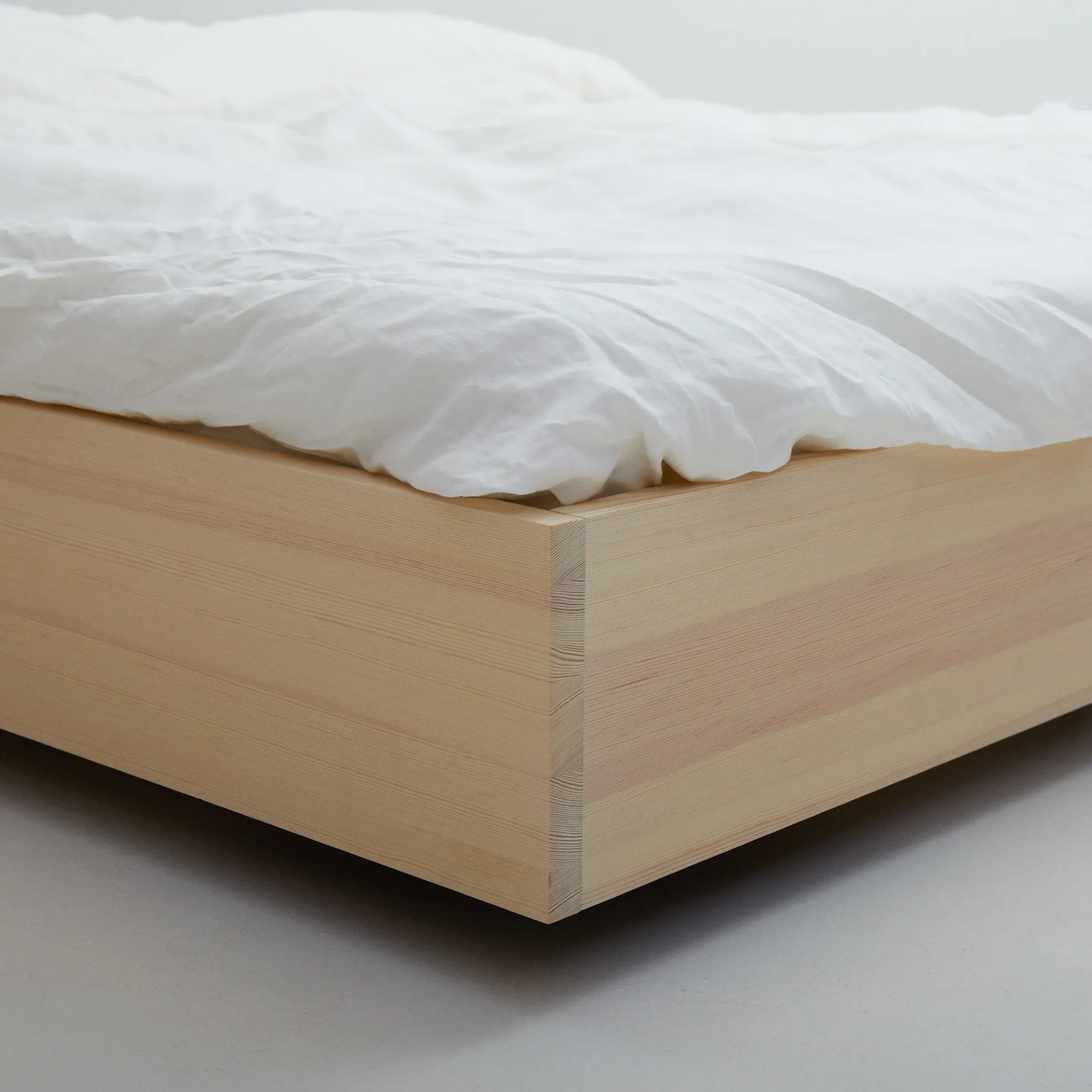 The Floating Bed V2 Natural White &amp; Bed Slats - Axel Wannberg - NO GA