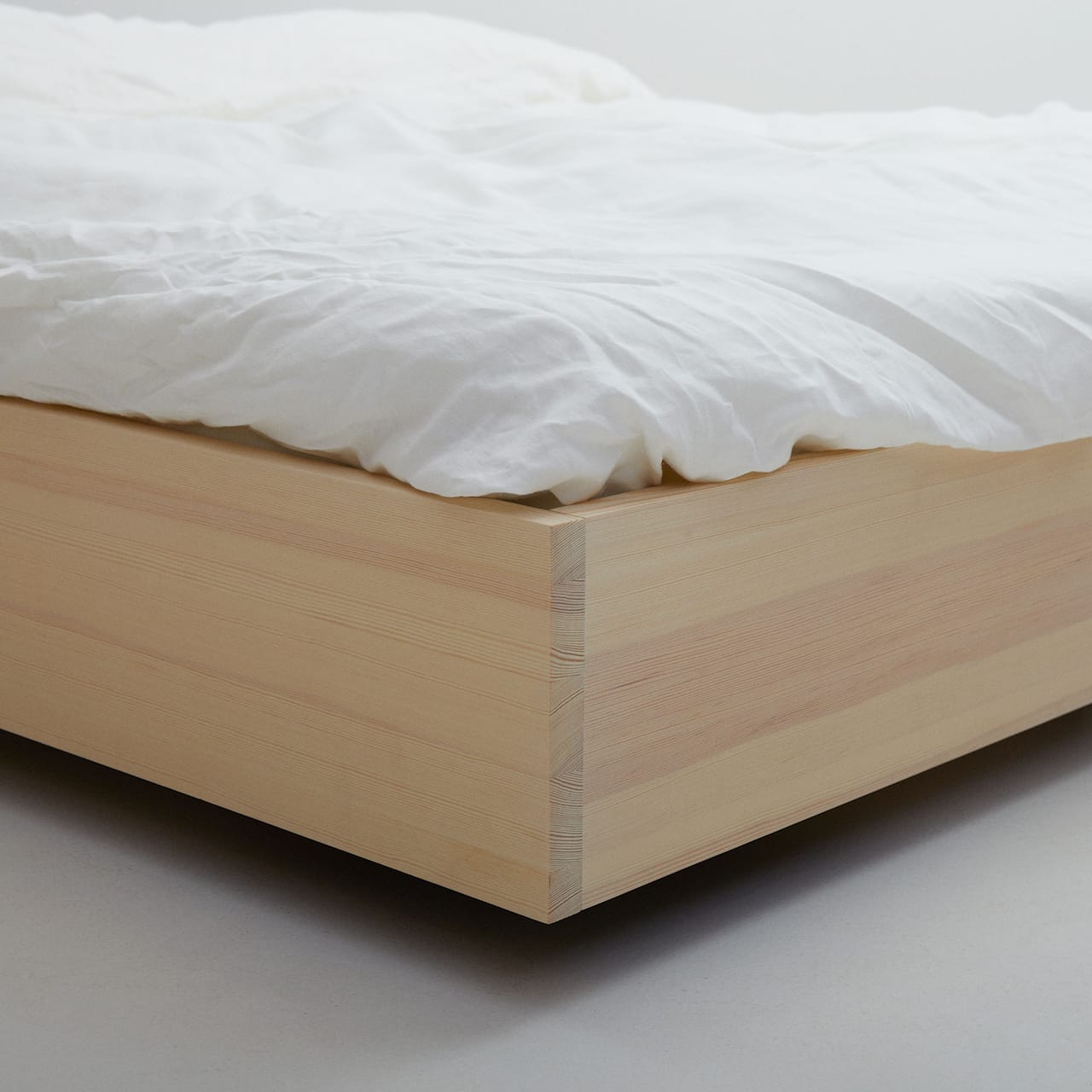 The Floating Bed V2 Natural White &amp; Bed Lamells